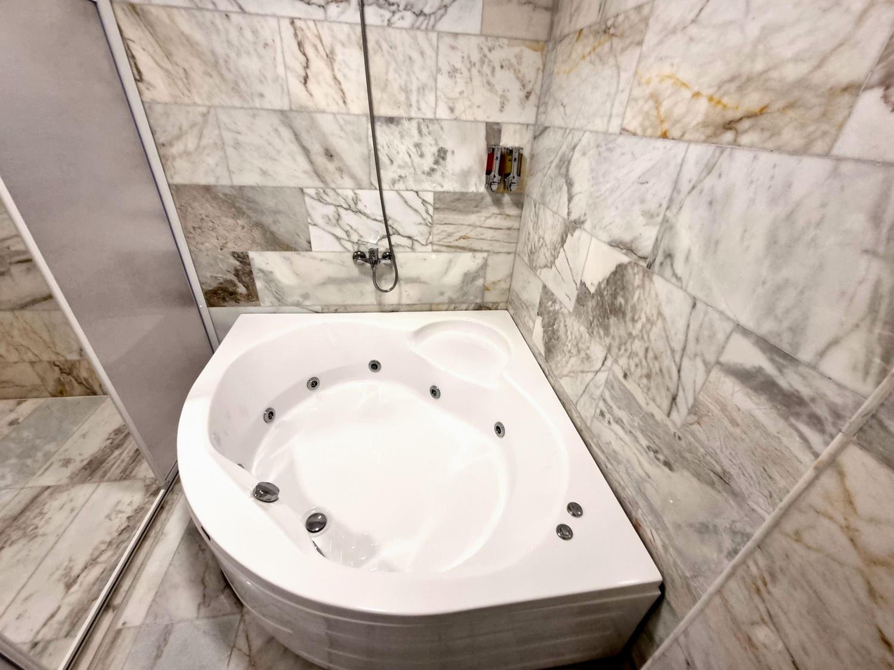 Deluxe Queen Room - Photo 4