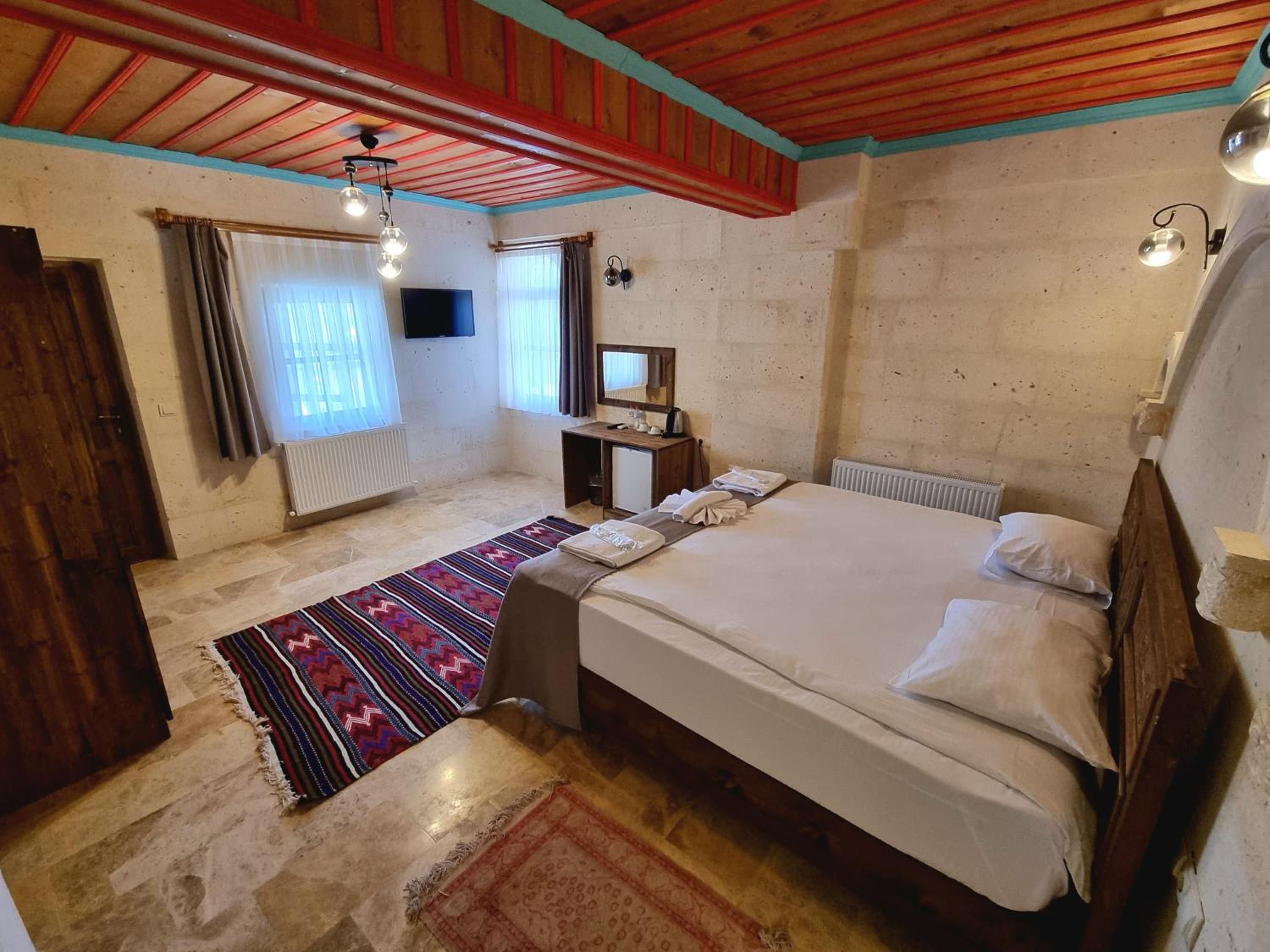 Deluxe Queen Room - Photo 10
