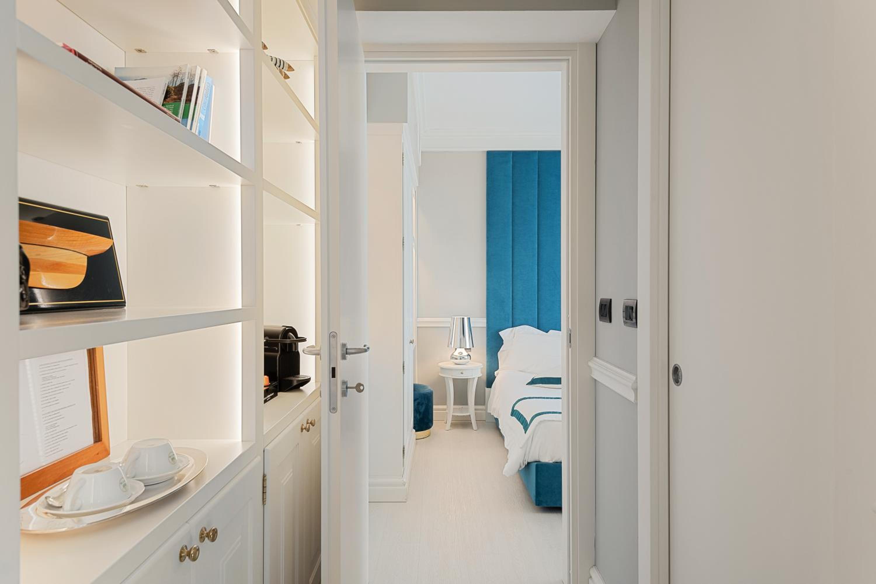 Deluxe Junior Suite with Balcony and City View - Photo 3