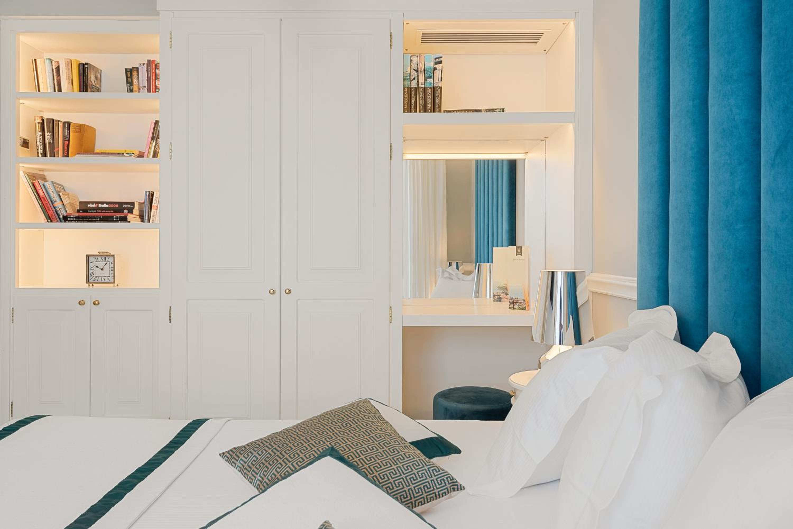 Deluxe Junior Suite with Balcony and City View - Photo 9