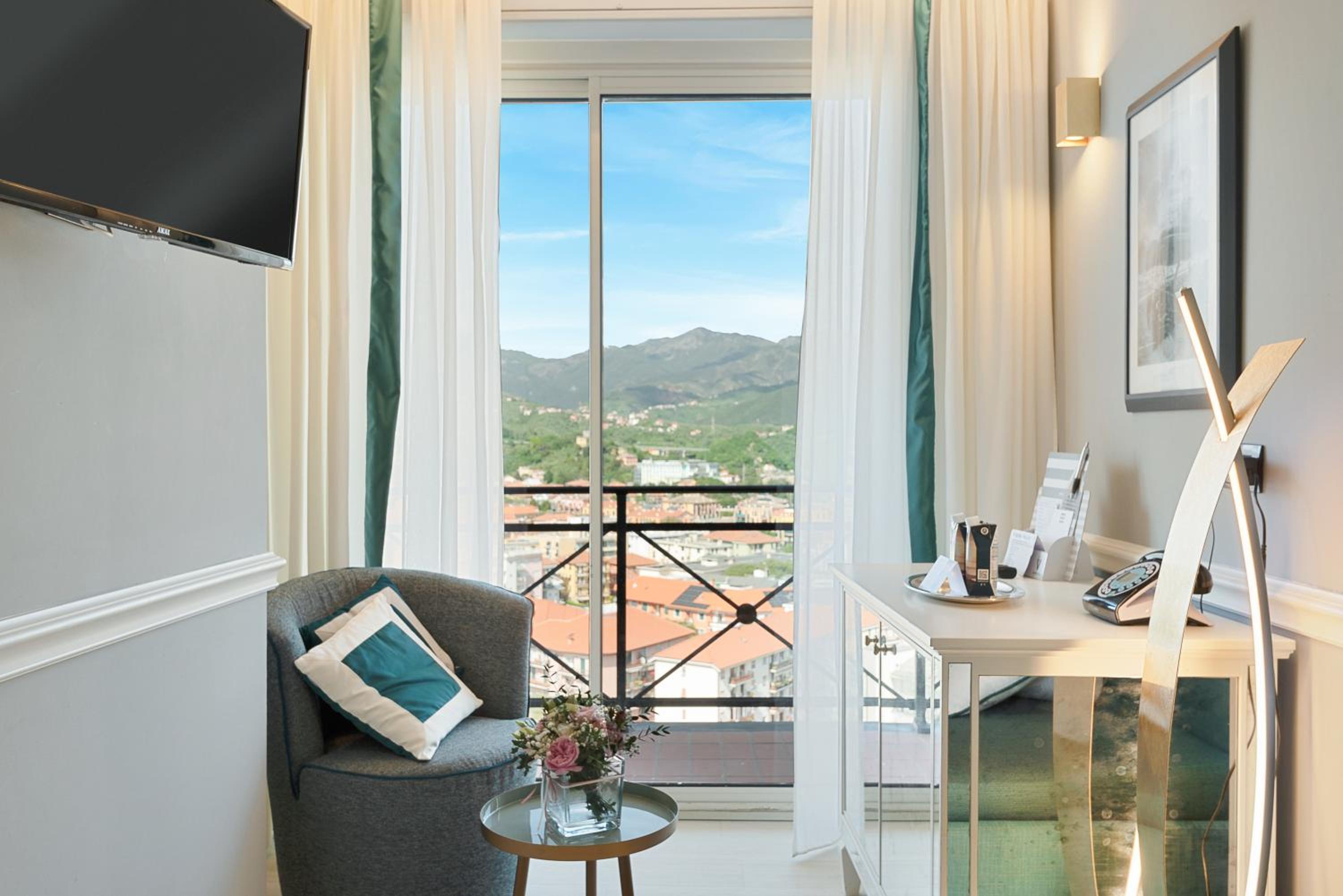 Deluxe Junior Suite with Balcony and City View - Photo 8