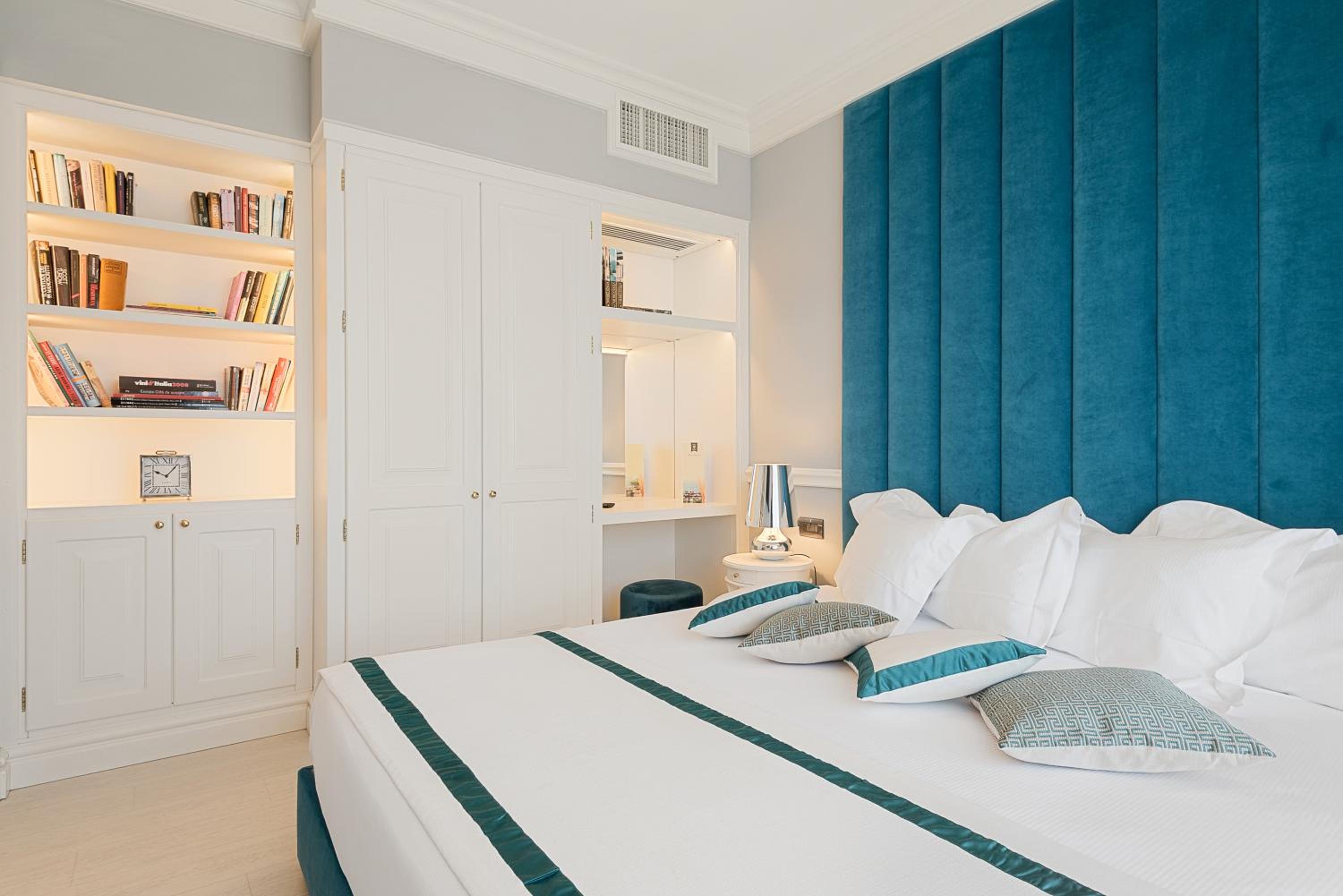 Deluxe Junior Suite with Balcony and City View - Photo 2