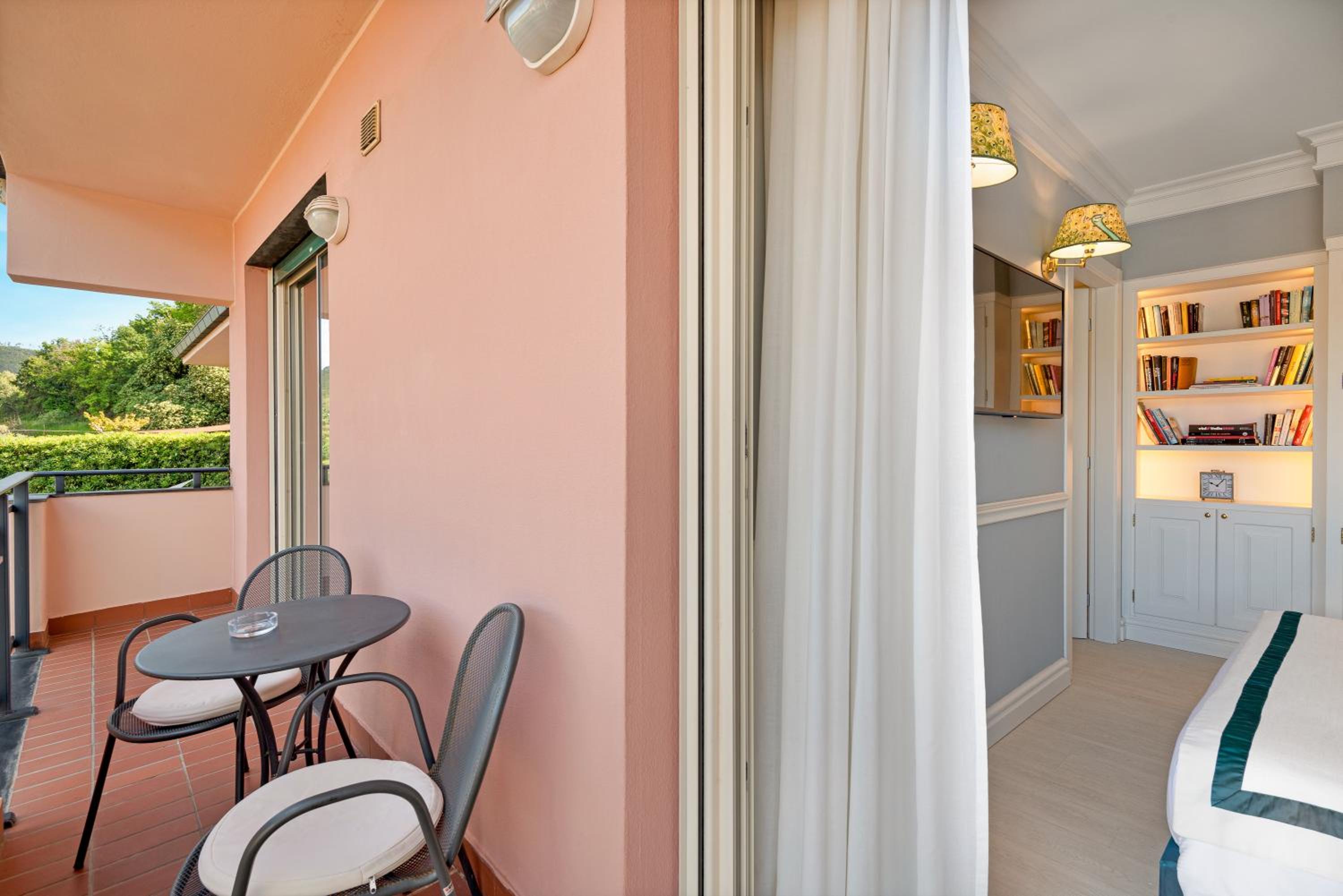 Deluxe Junior Suite with Balcony and City View - Photo 15