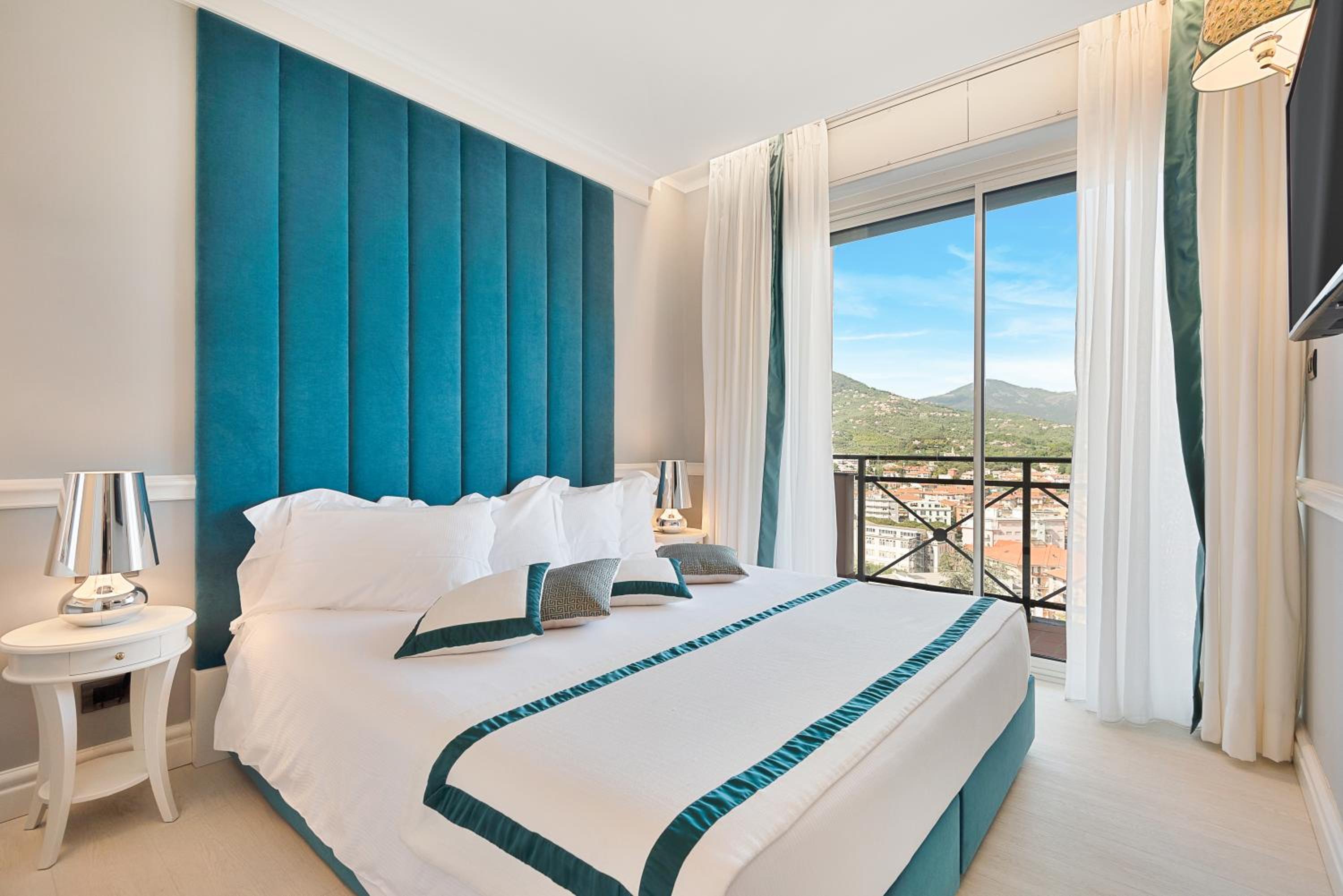 Deluxe Junior Suite with Balcony and City View - Photo 1