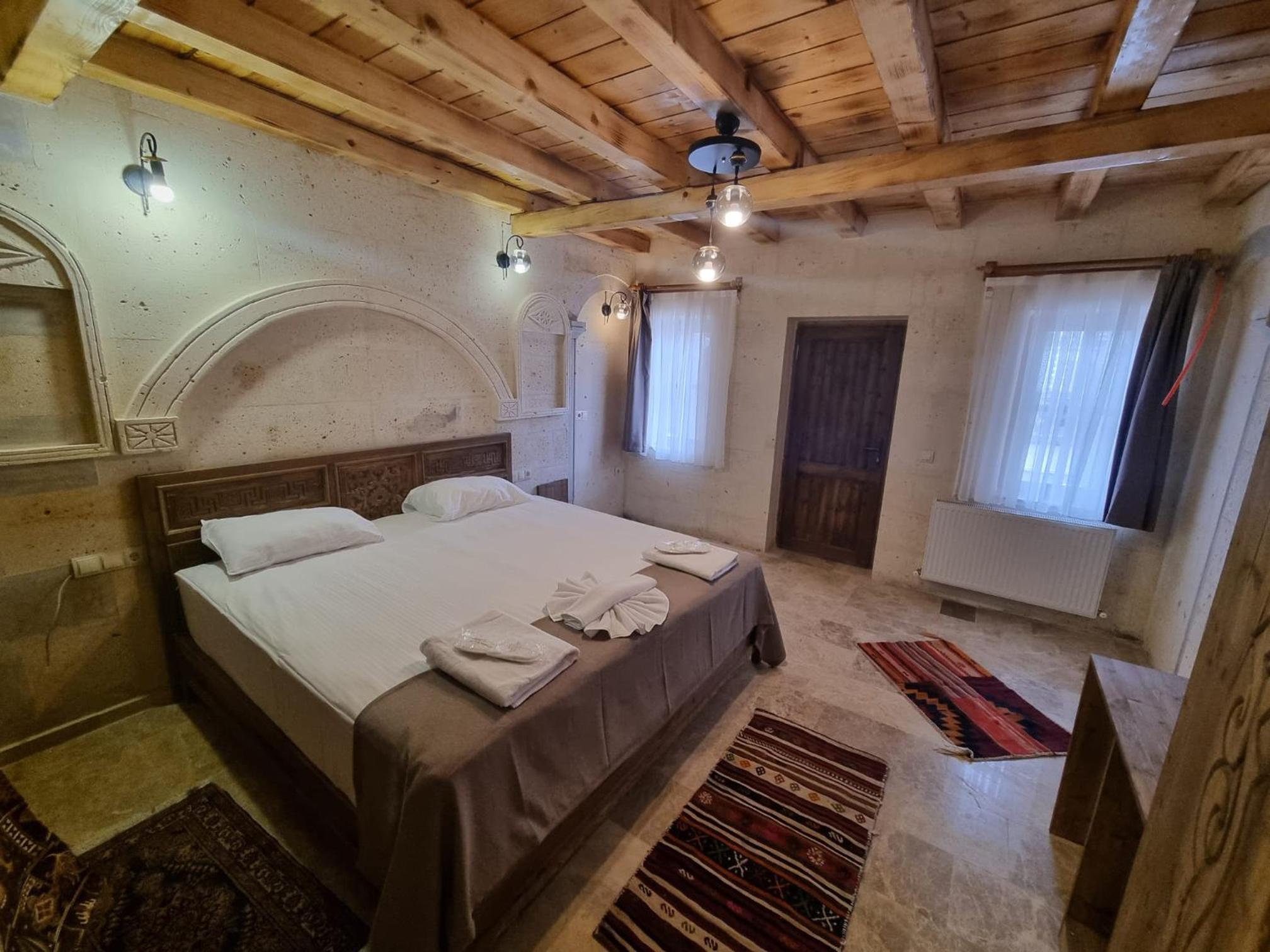Deluxe Queen Room - Photo 13