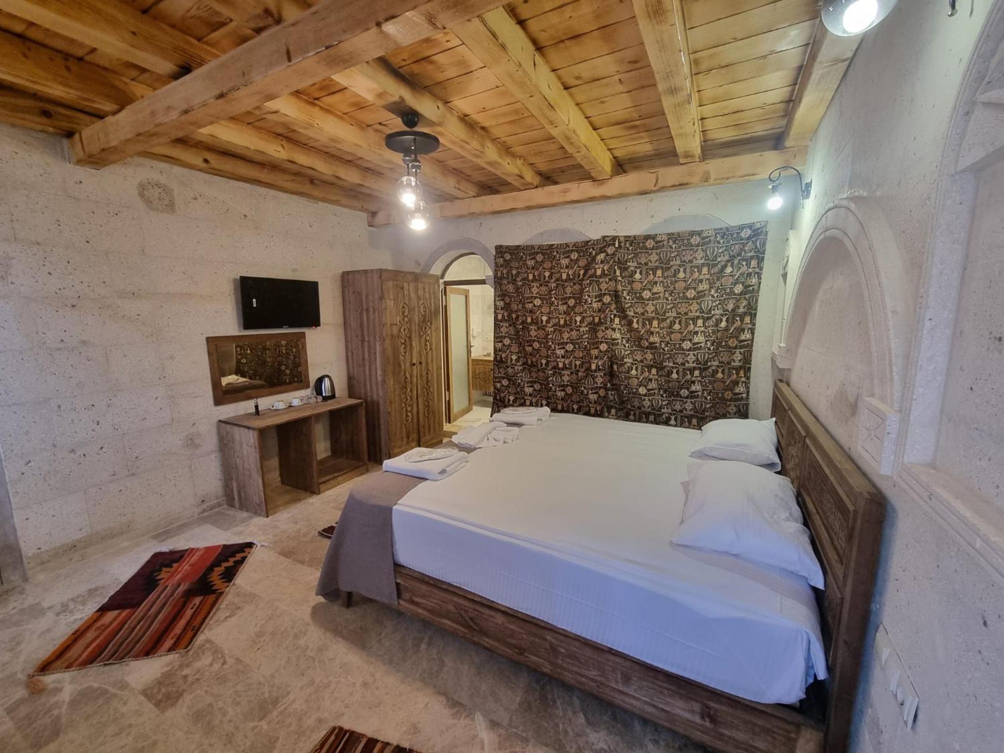 Deluxe Queen Room - Photo 12