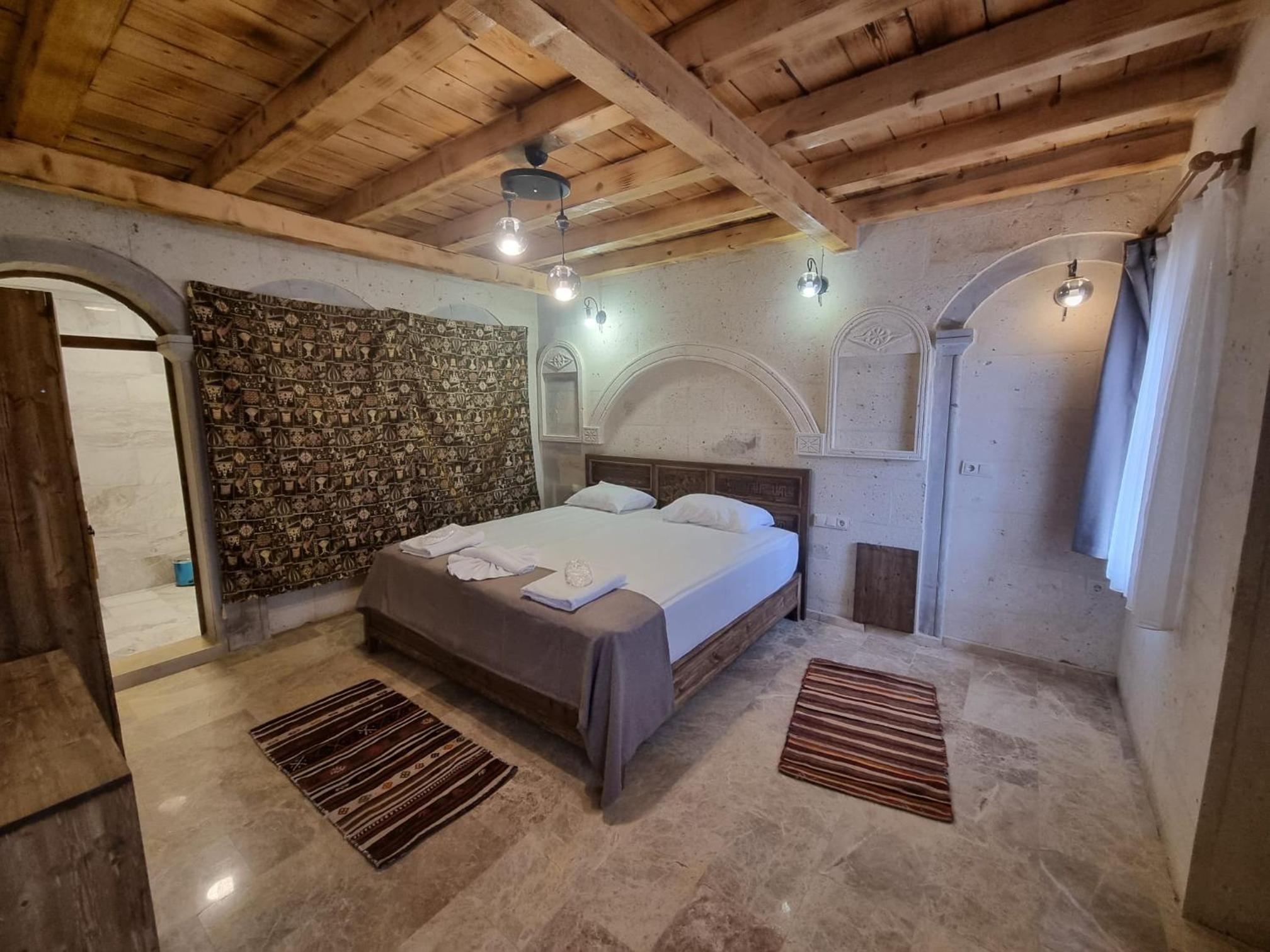Deluxe Queen Room - Photo 11