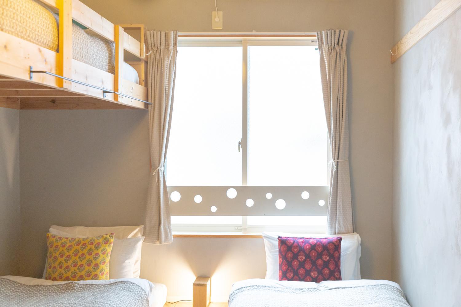 Twin Room with Extra Bed and Shared Shower photo 1
