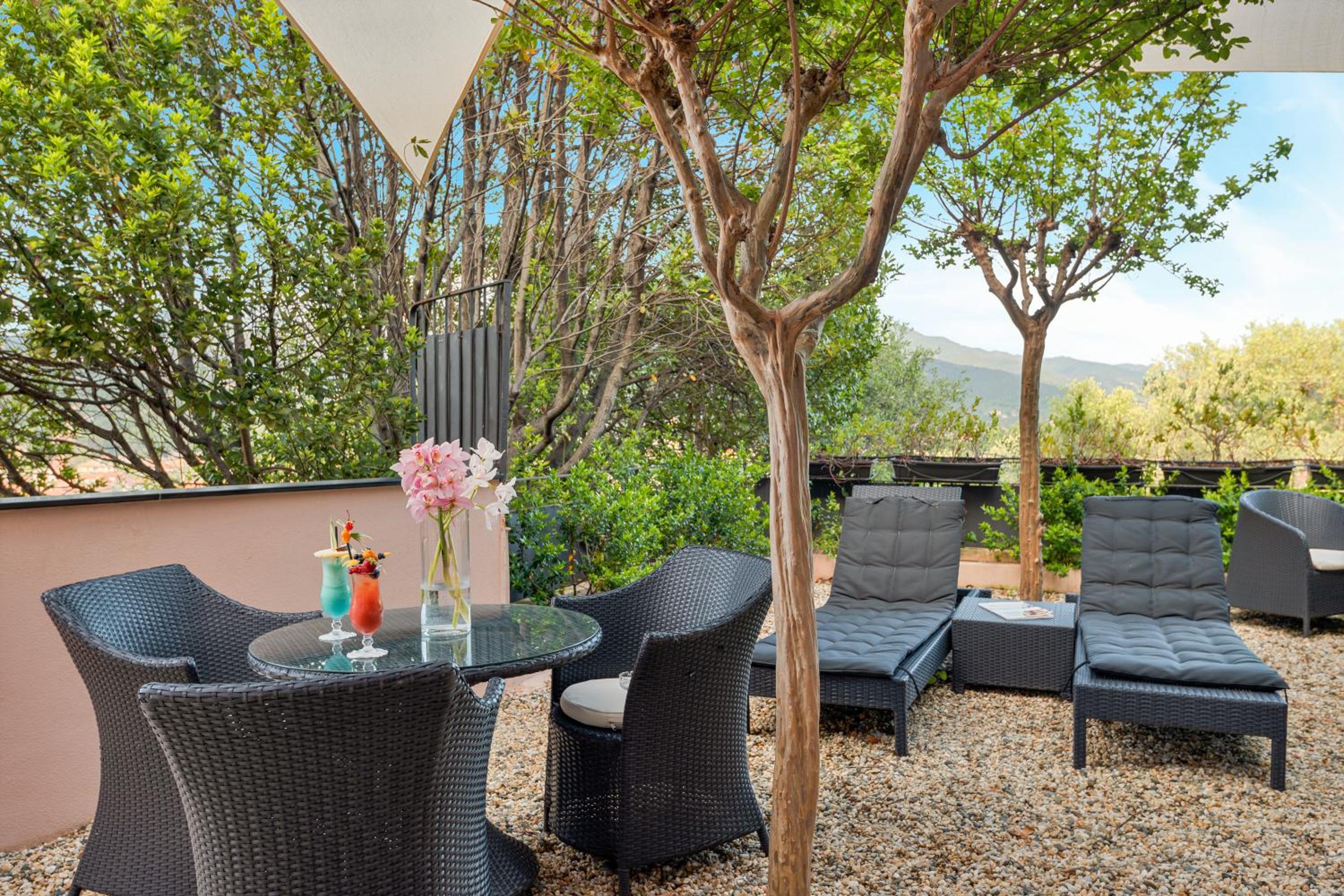 Junior Suite Deluxe with Private Garden - Photo 9