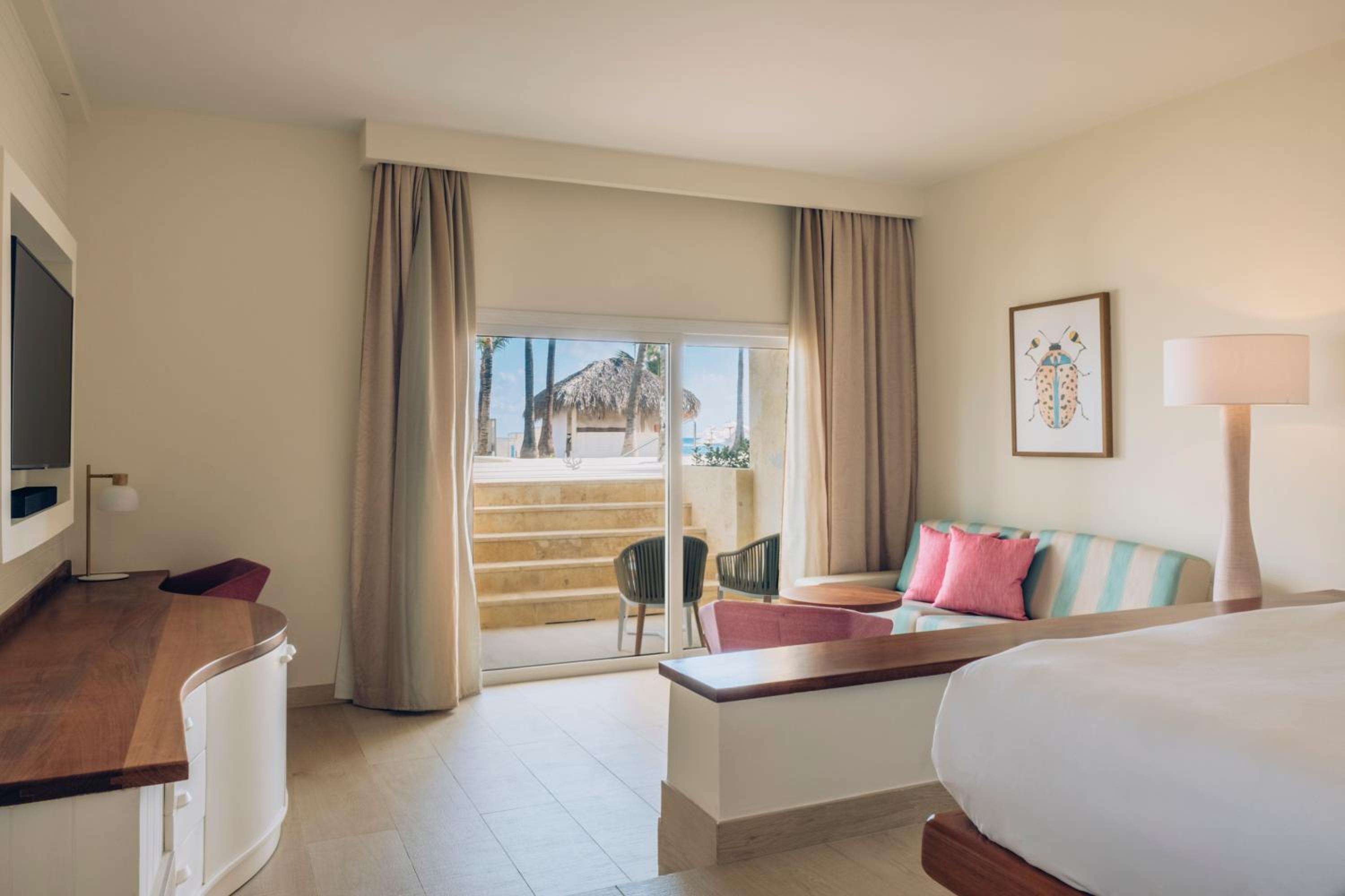Junior Suite Ocean Front Pool Access