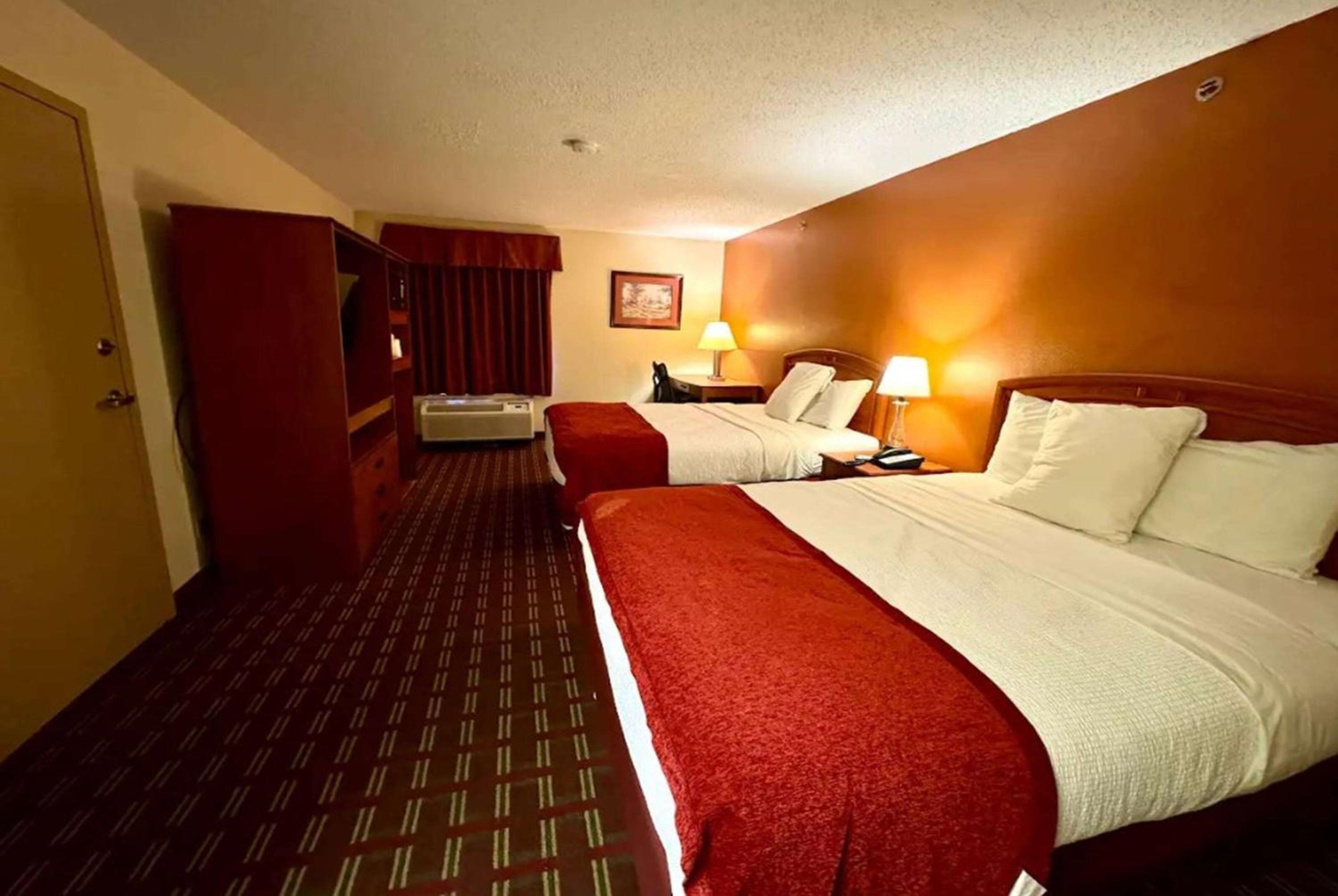 Queen Room with Two Queen Beds - Non-Smoking - Photo 1