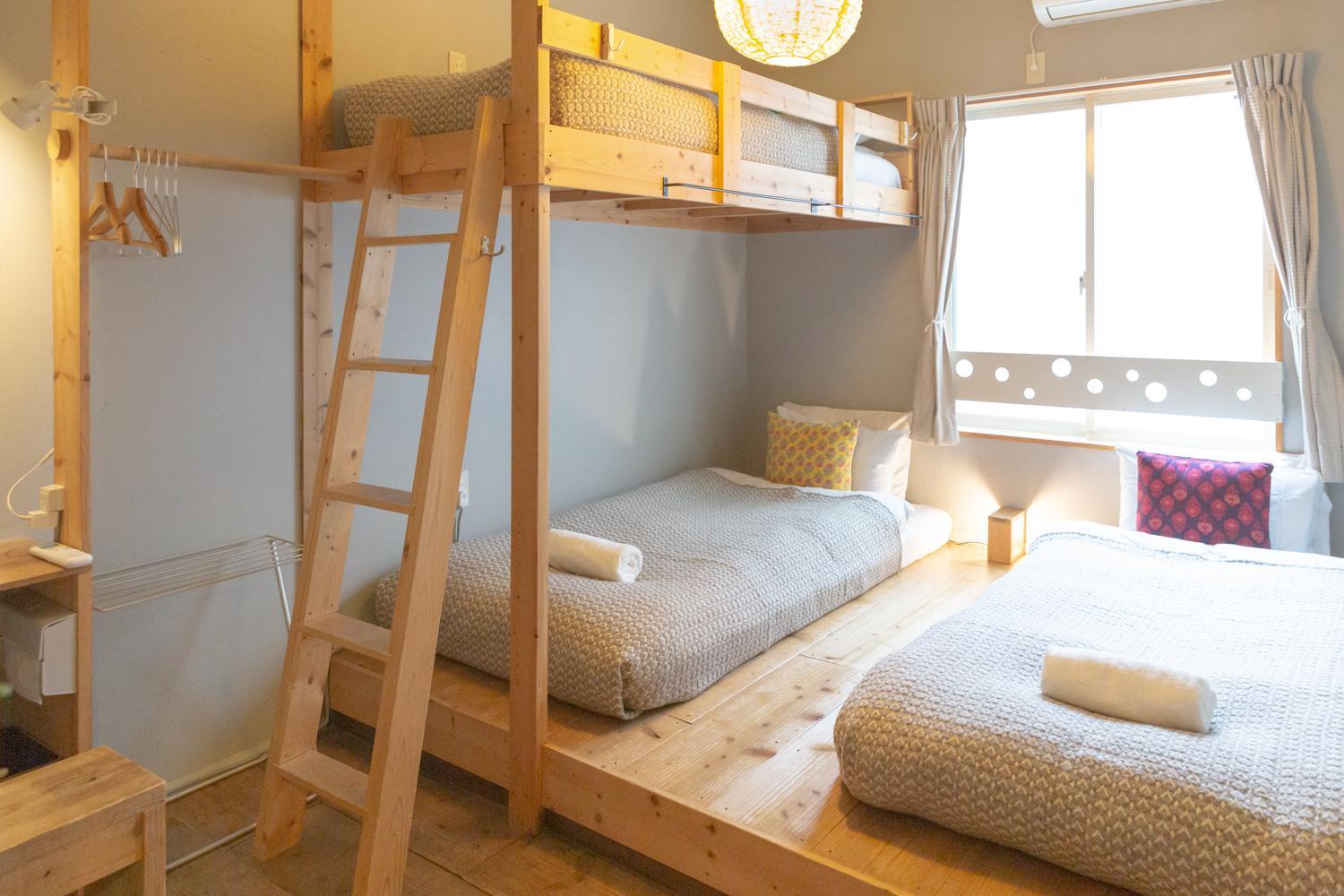 Twin Room with Extra Bed and Shared Shower photo 2
