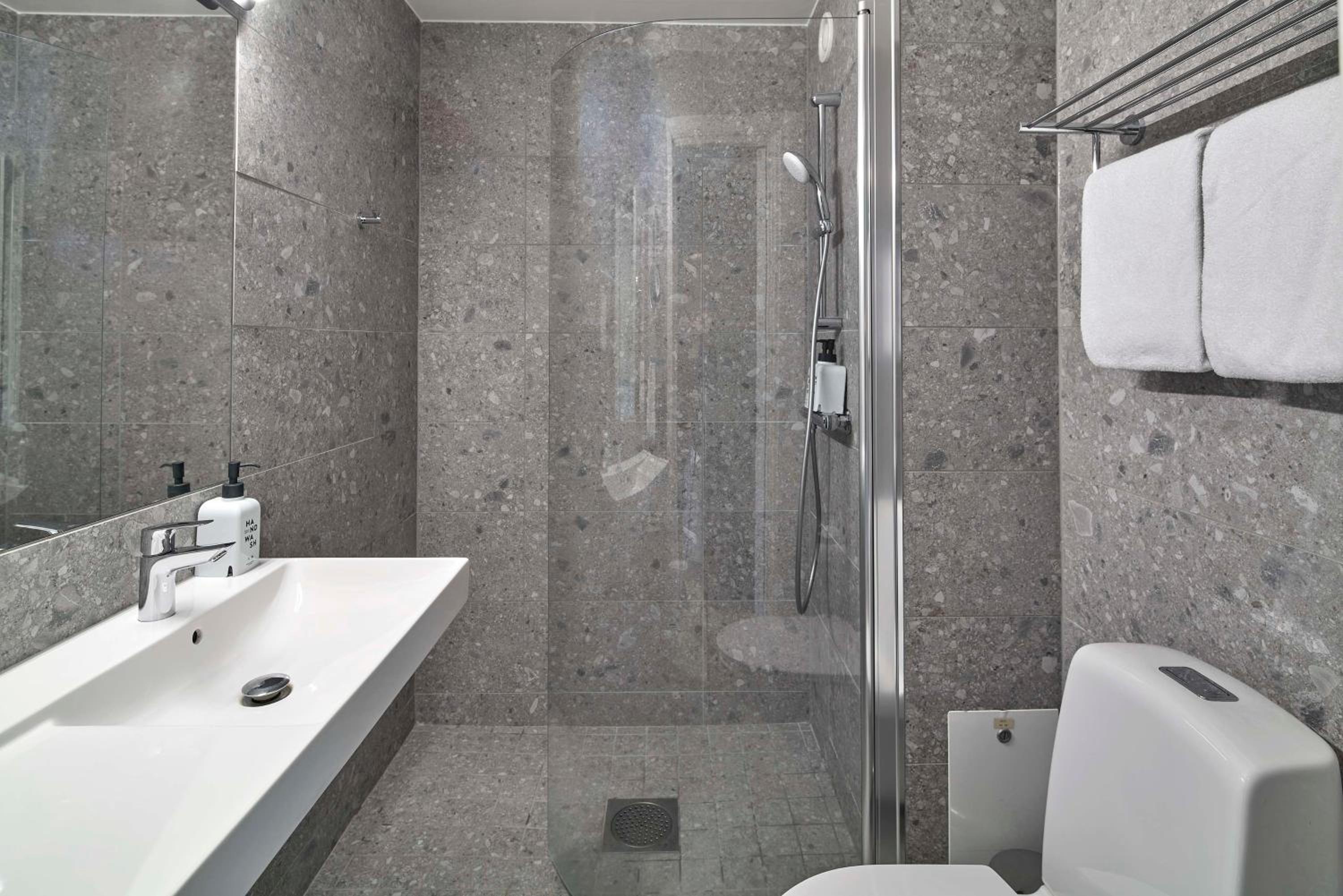 Standard Twin Room - Photo 5