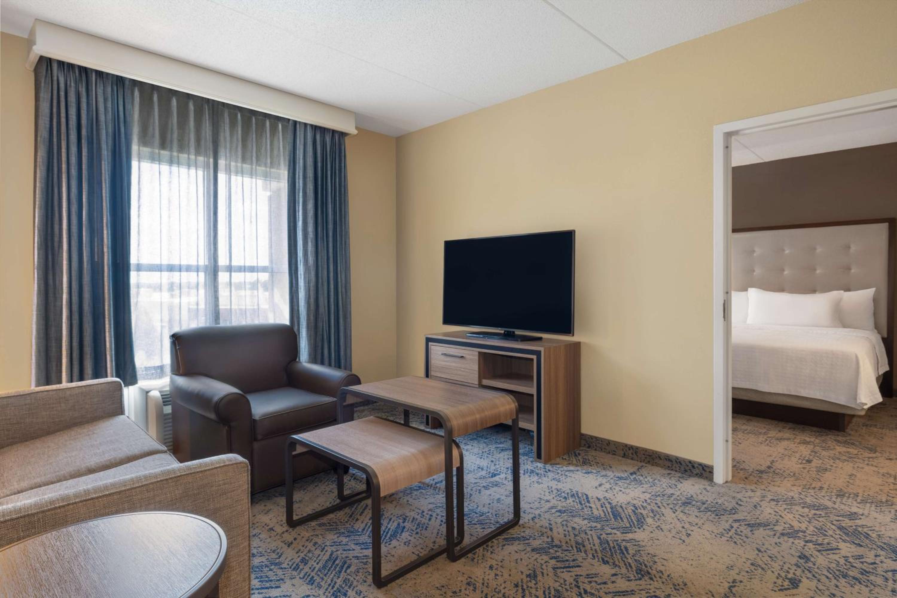 One-Bedroom Queen Suite with Two Queen Beds - Non-Smoking - Photo 8