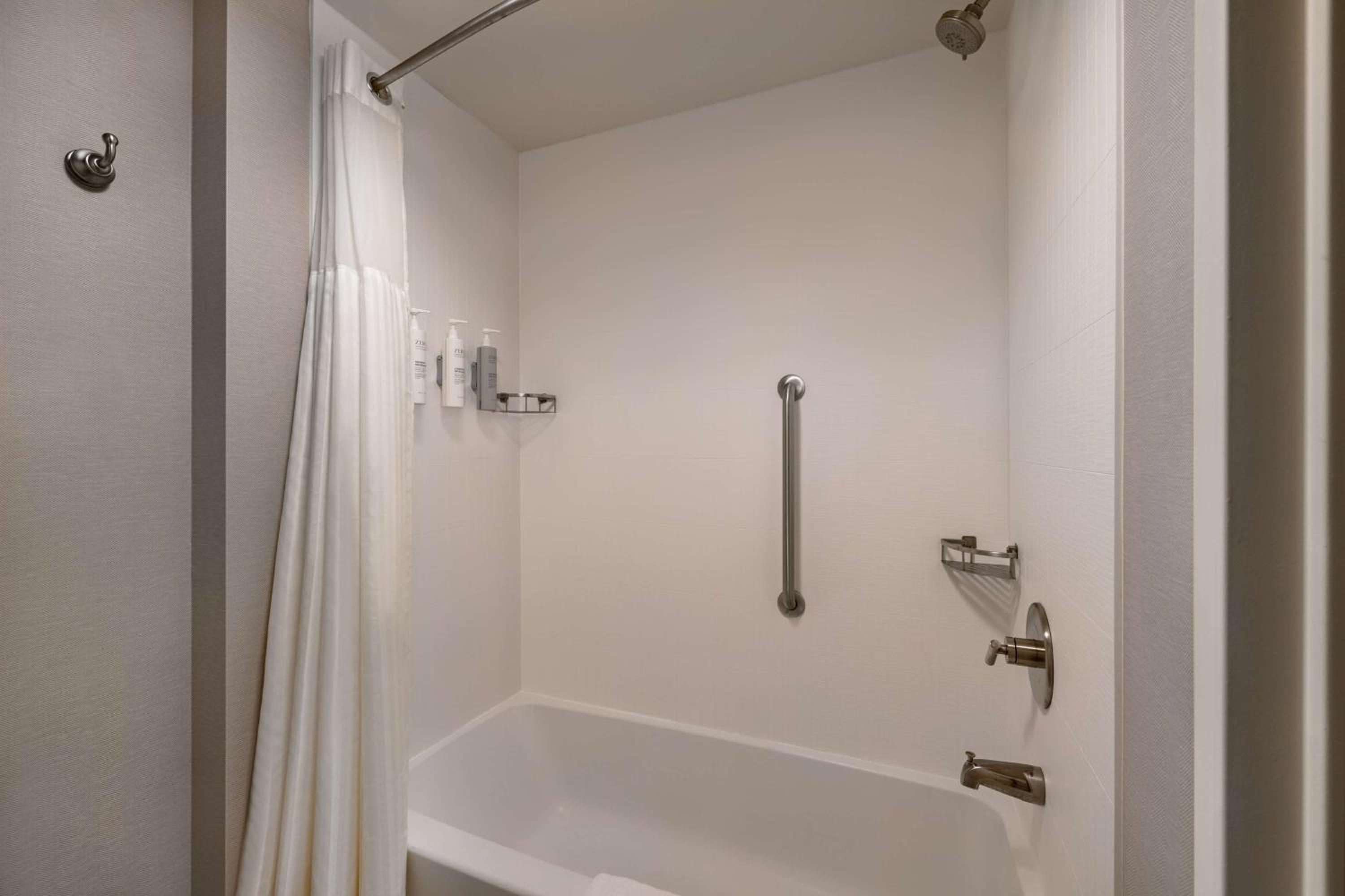 One-Bedroom Queen Suite with Two Queen Beds - Non-Smoking - Photo 10