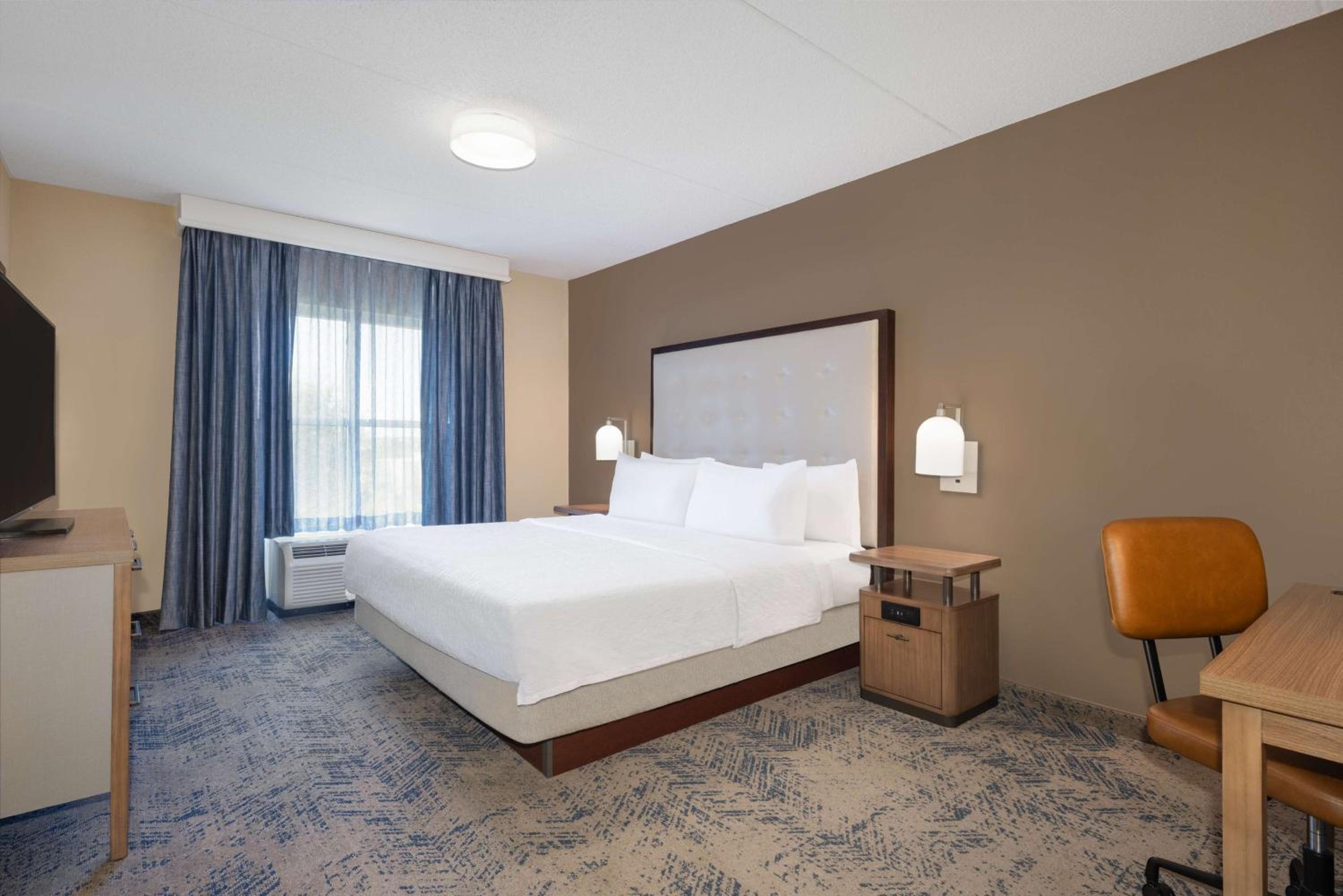 Two Bedroom Suite with One King and Two Queen Beds - Non-Smoking - Photo 8