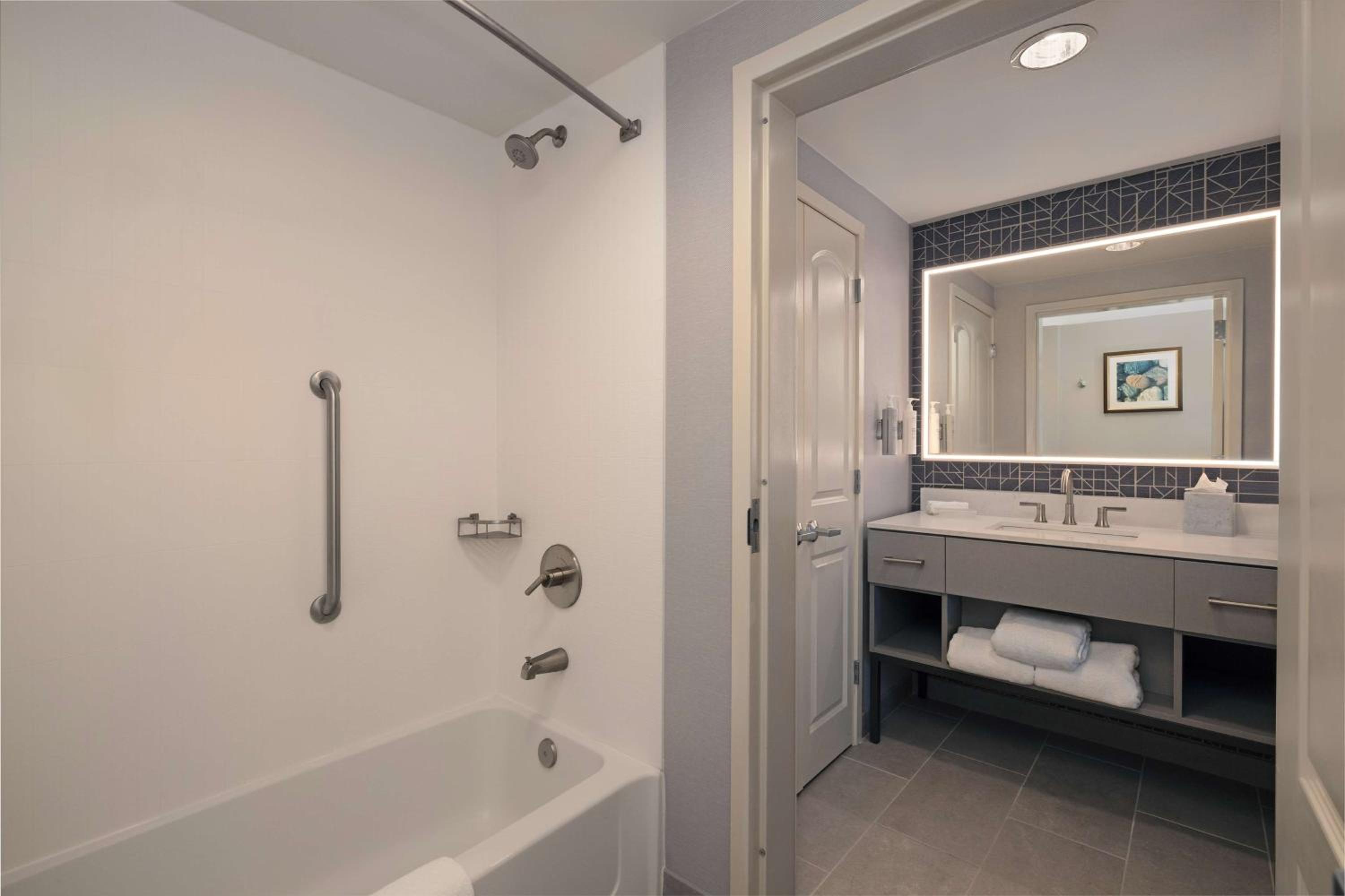 One-Bedroom Queen Suite with Two Queen Beds - Non-Smoking - Photo 2