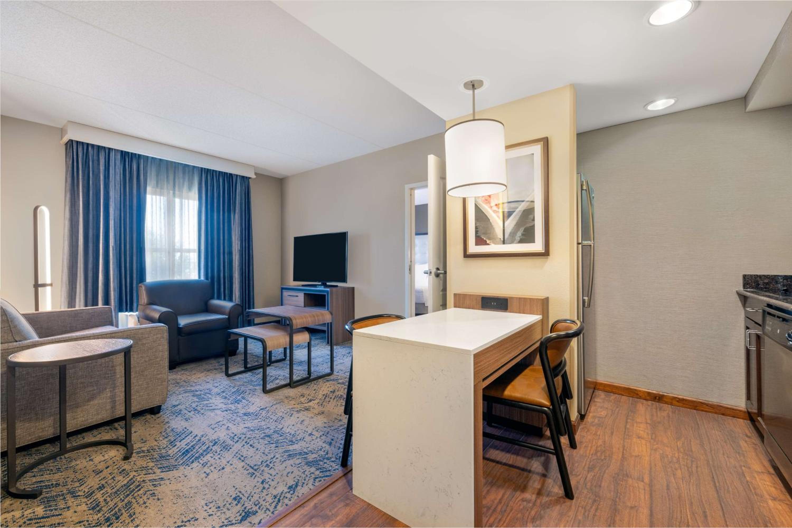 One-Bedroom Queen Suite with Two Queen Beds - Non-Smoking - Photo 3