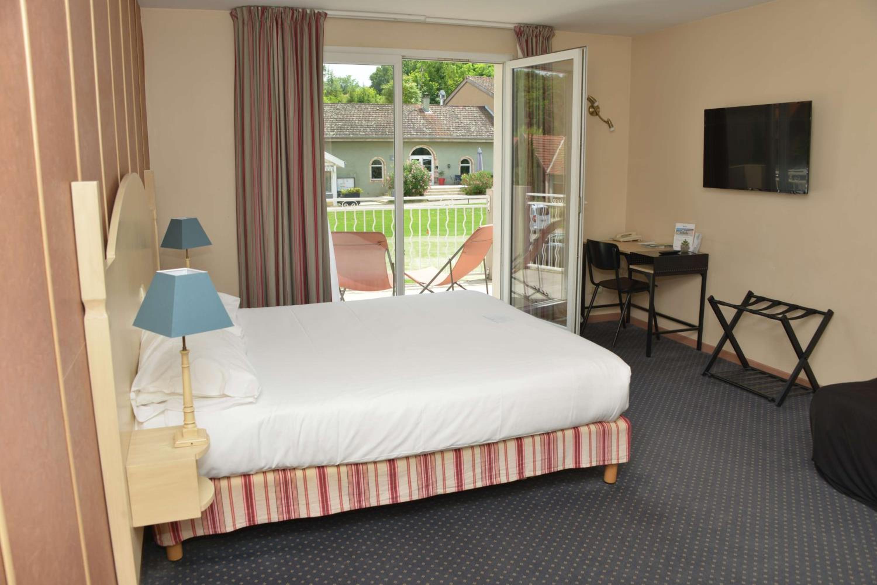 Family Room with One King and One Double Bed - Photo 8