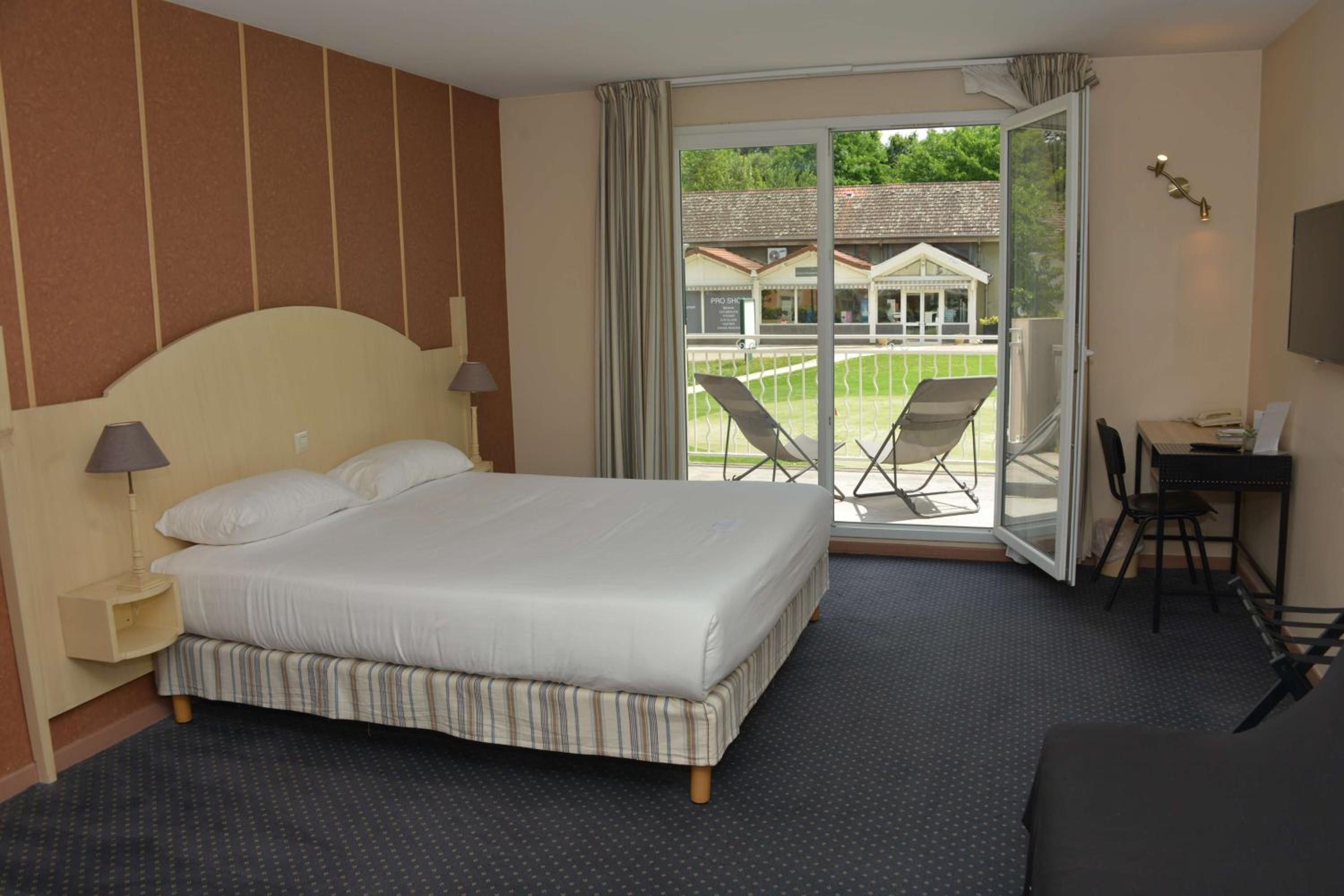Family Room with One King and One Double Bed - Photo 7