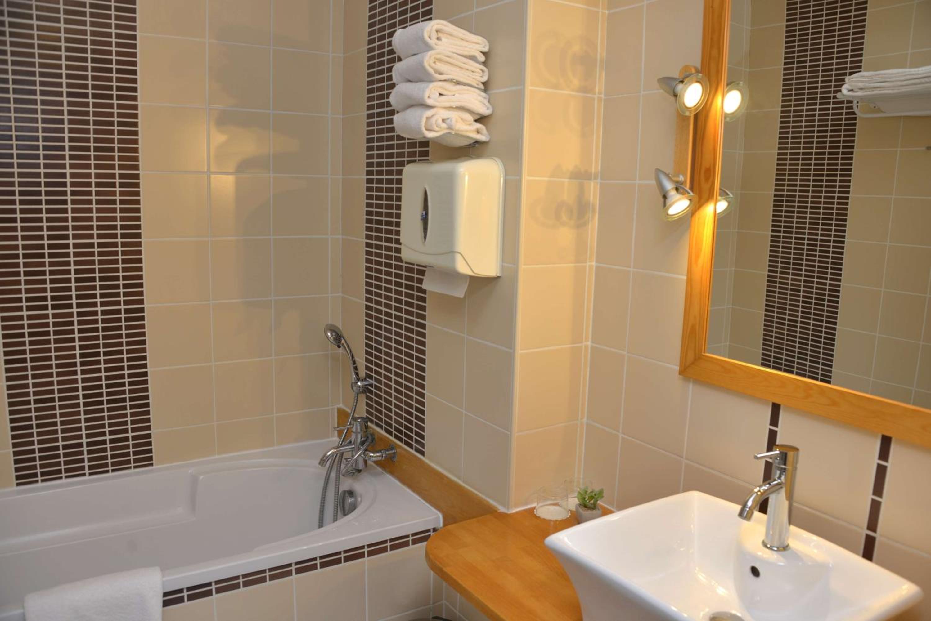 Twin Room with Sofa Bed - Non-Smoking - Photo 11