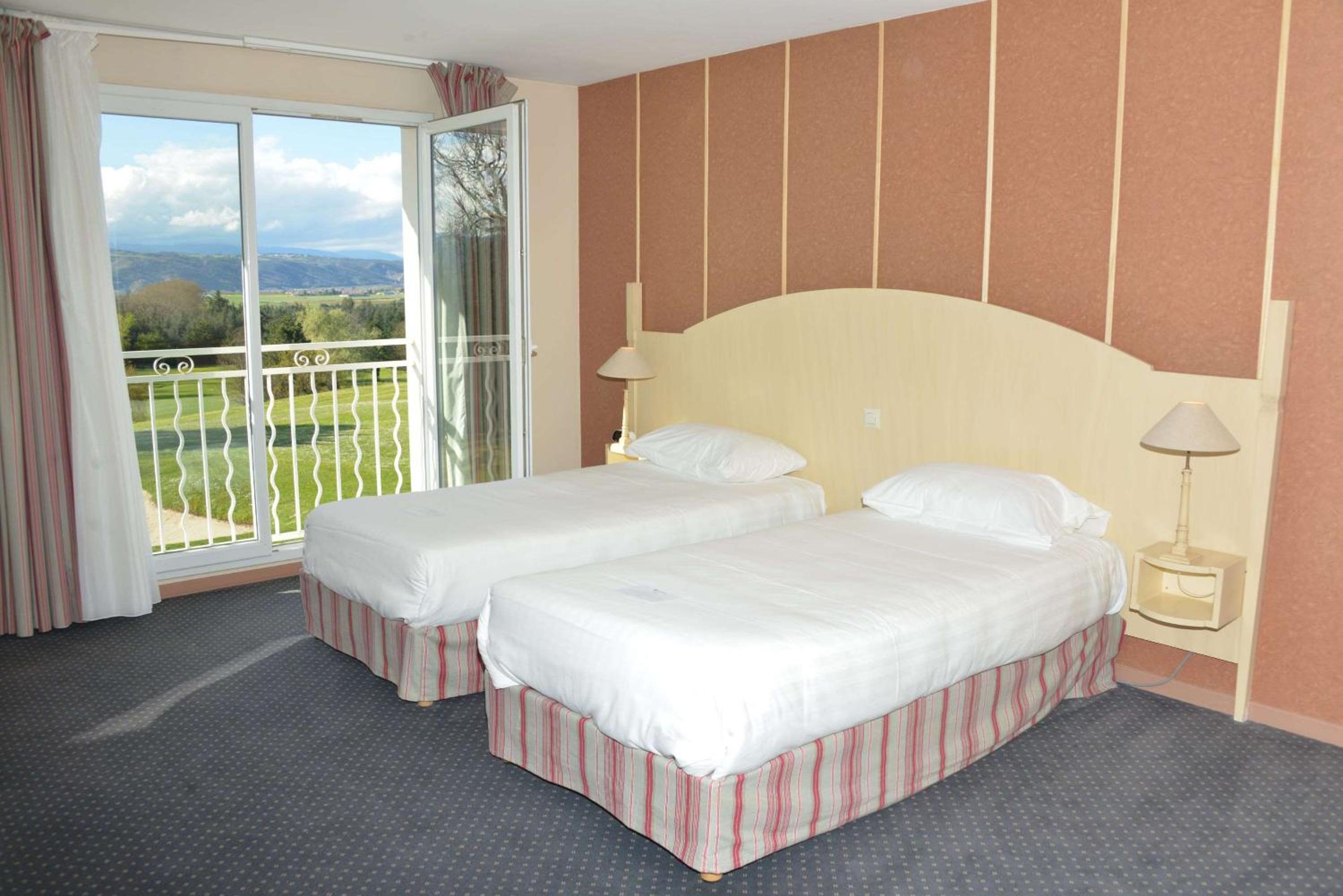 Family Room with King and Twin Beds - Photo 9