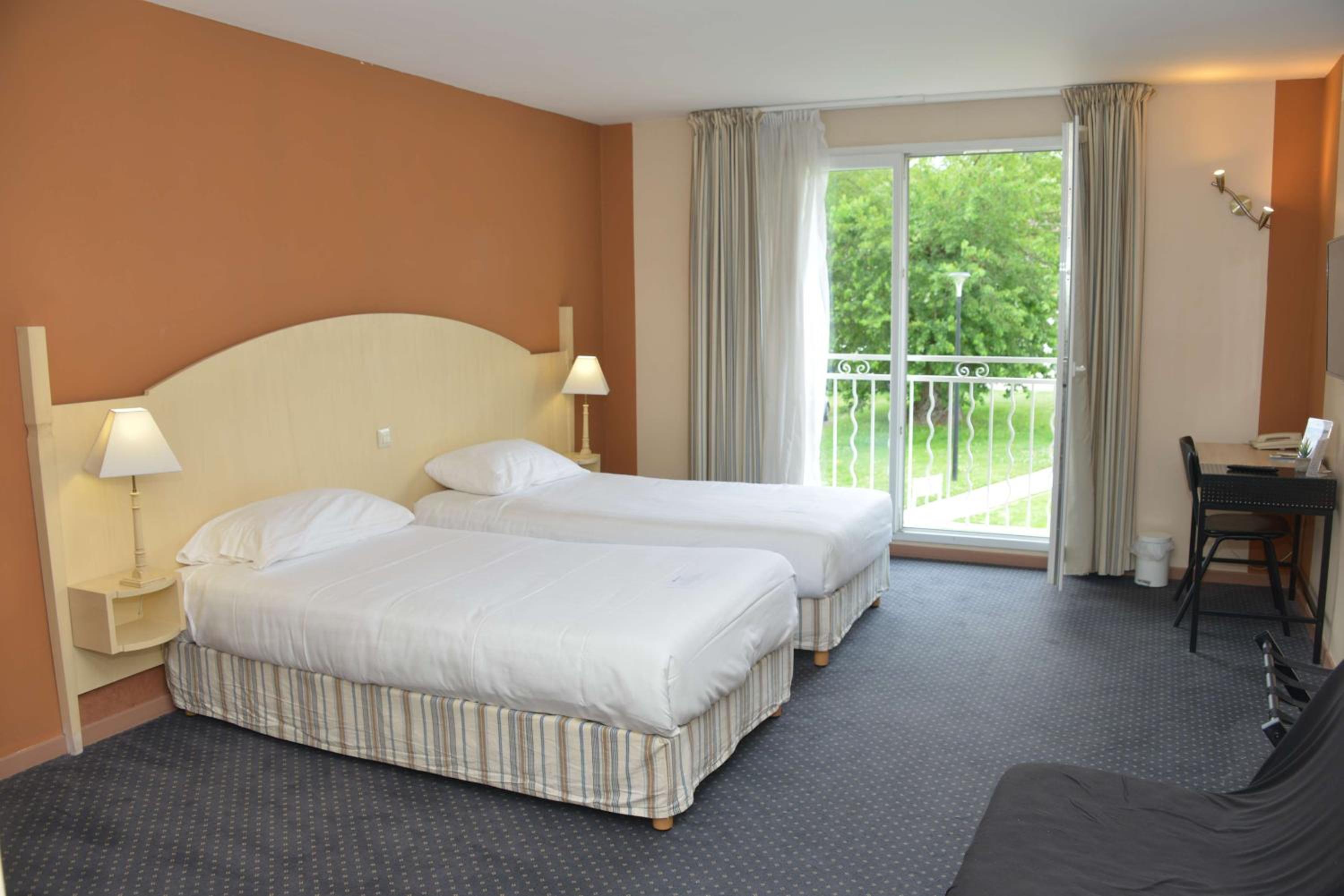 Family Room with King and Twin Beds - Photo 8