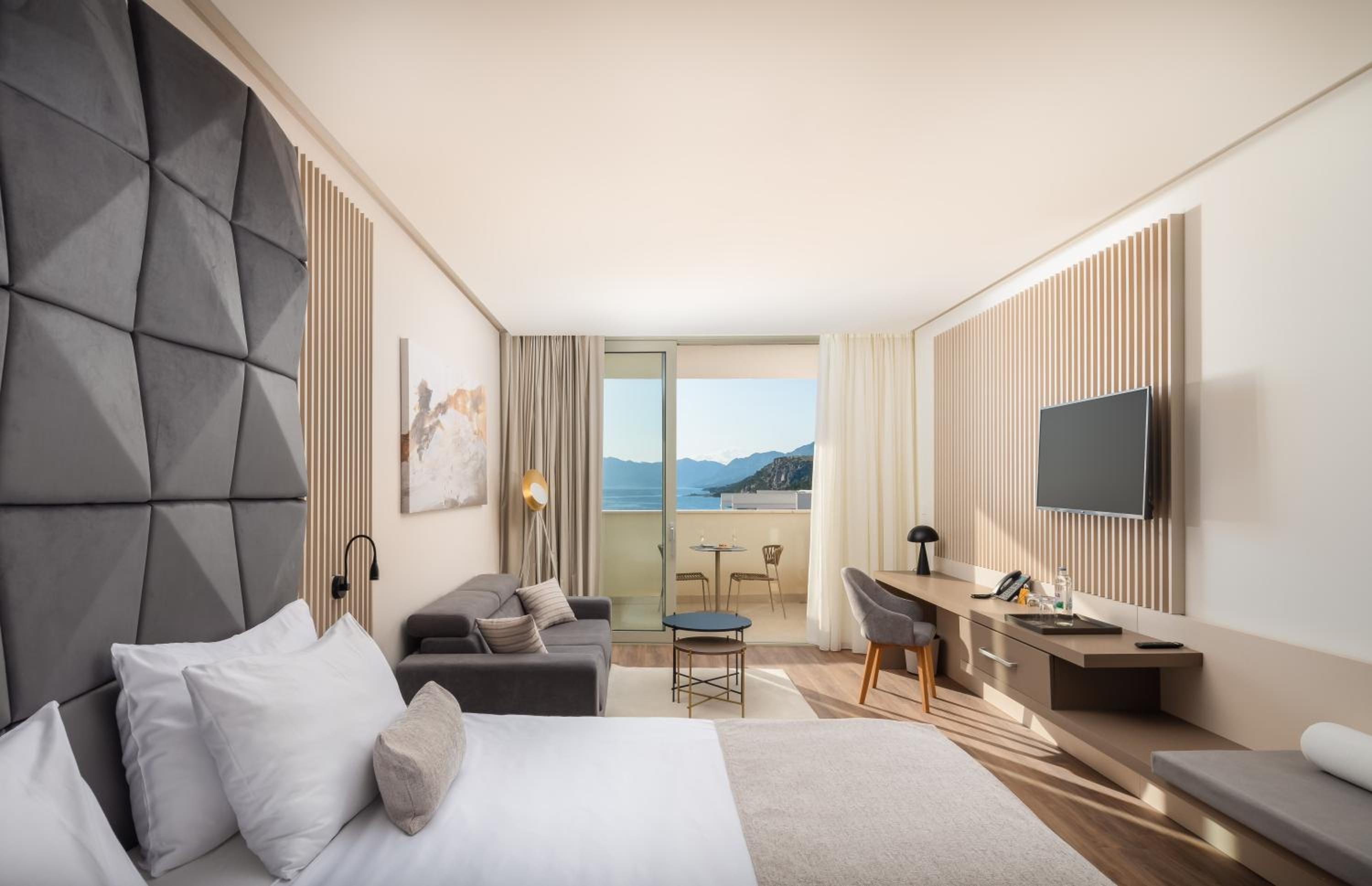  Deluxe Room with balcony and Partial Sea View - Photo 12