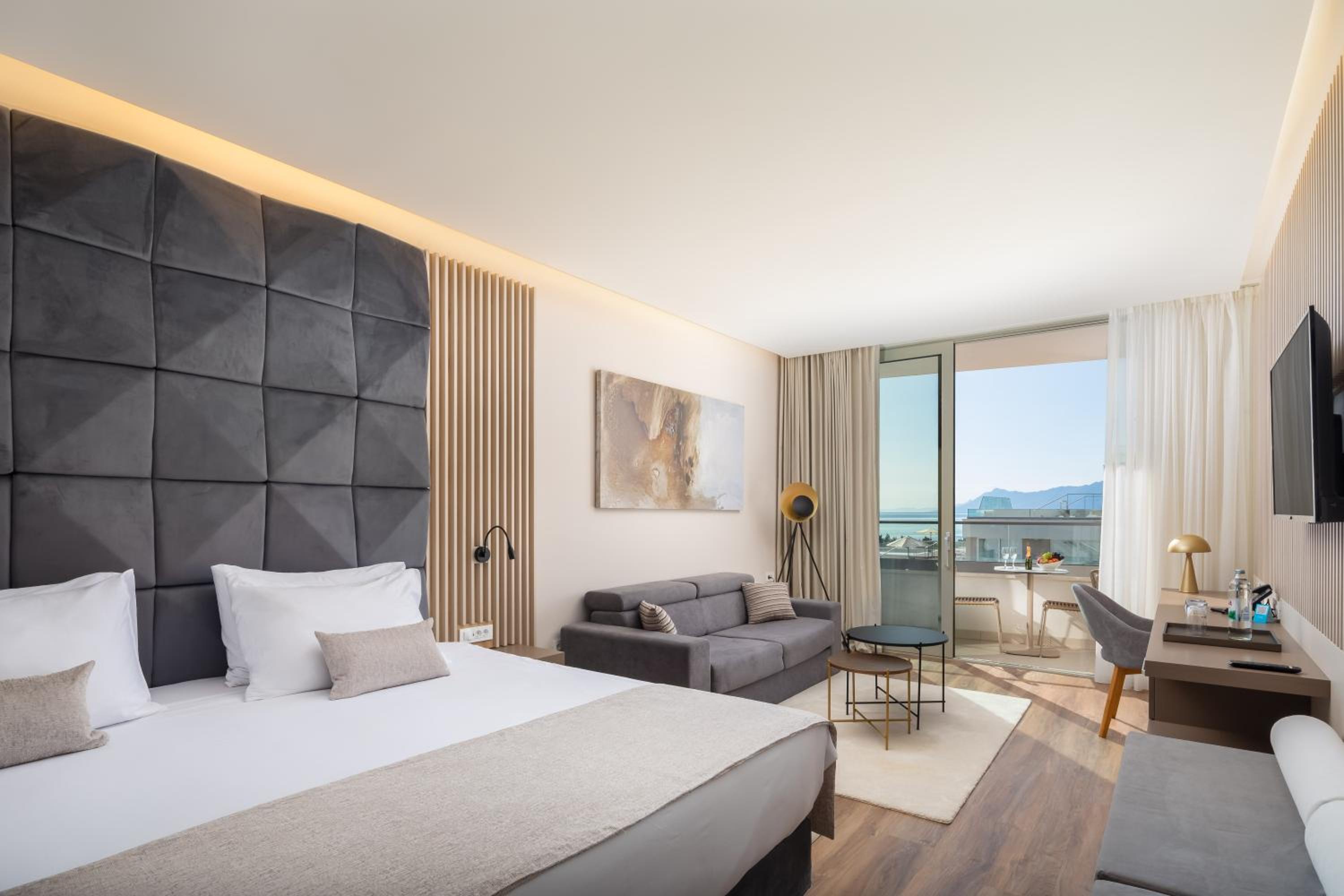  Deluxe Room with balcony and Partial Sea View - Photo 15