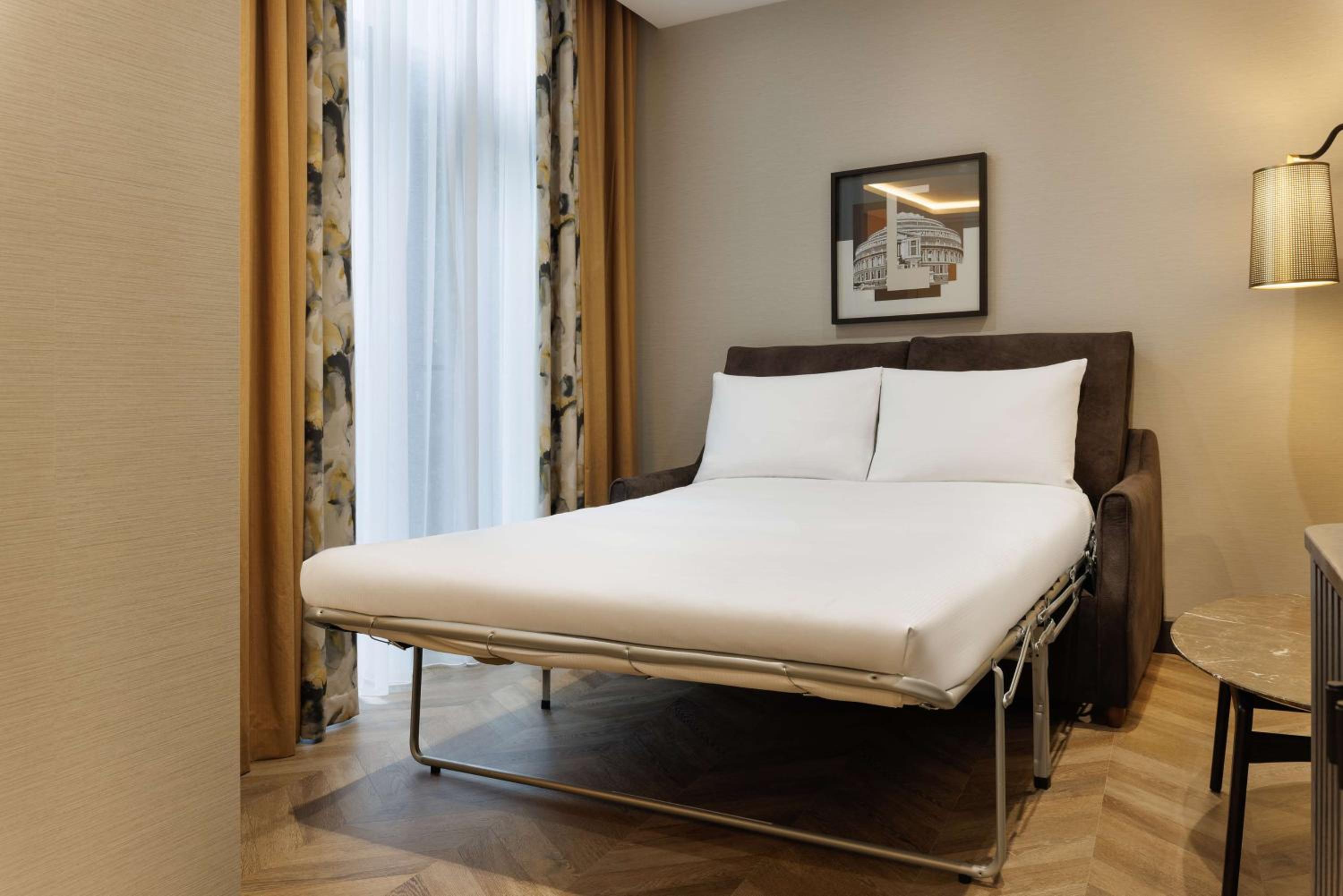 Deluxe Family King Room with Sofa Bed thumbnail 5