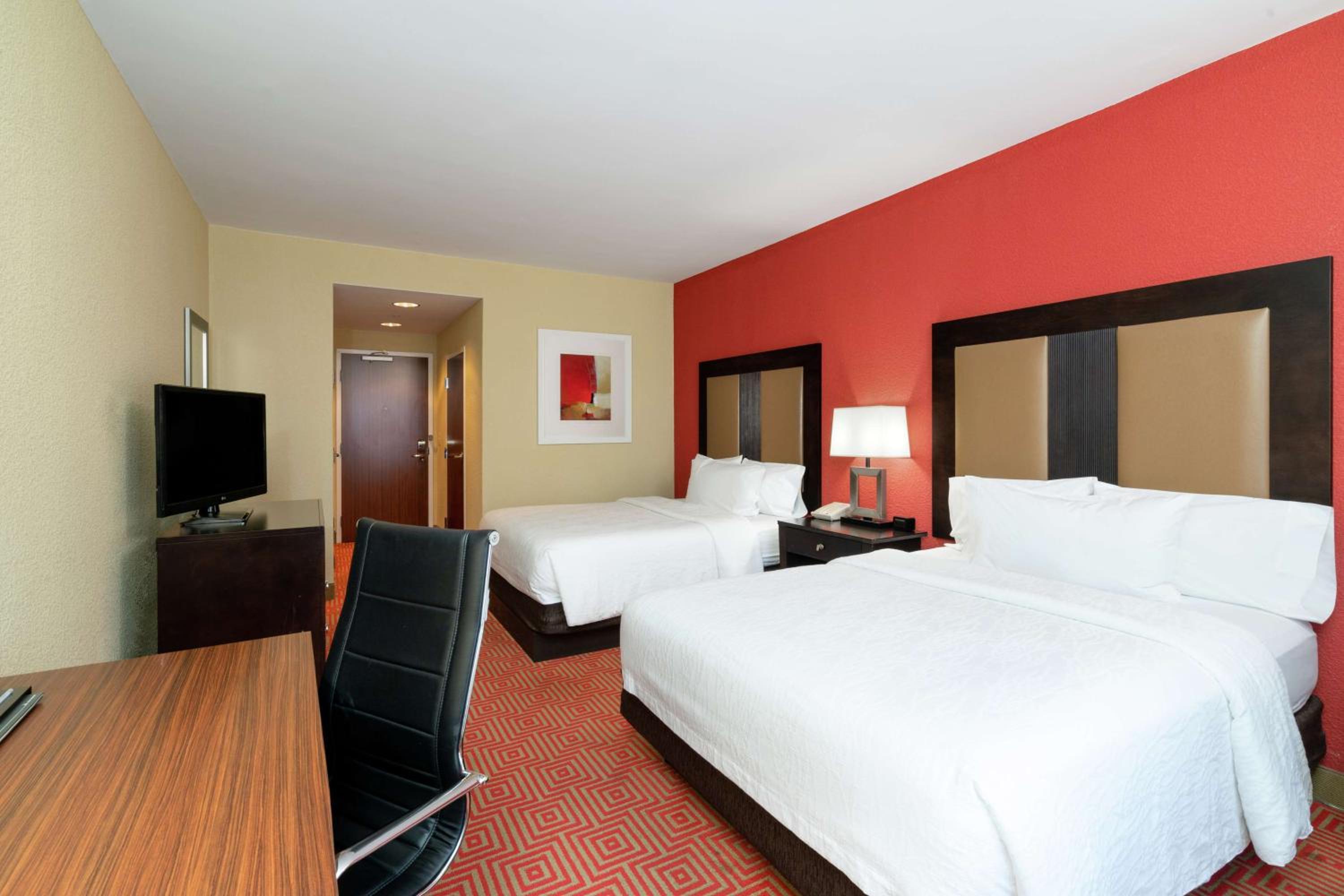 Queen Room with Two Queen Beds - Photo 4