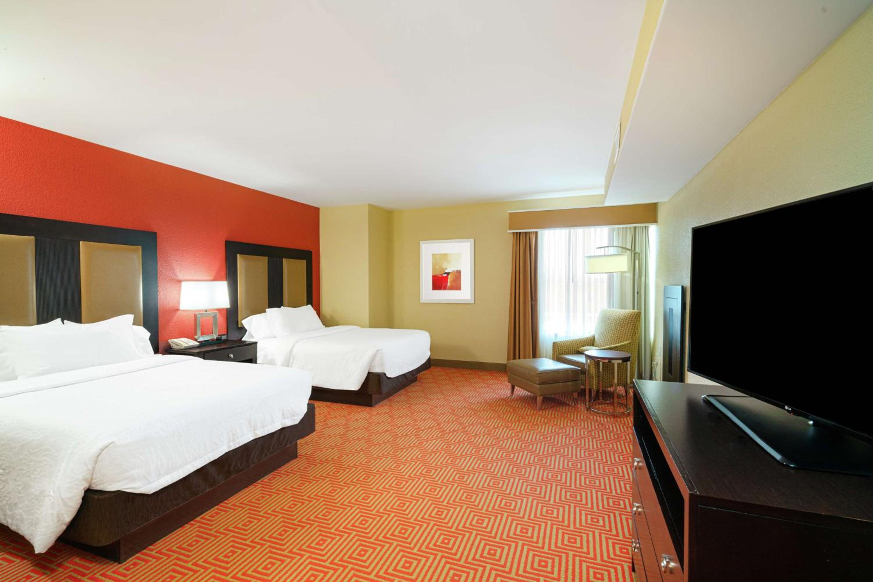 One-Bedroom Queen Suite with Sofa Bed - Photo 2