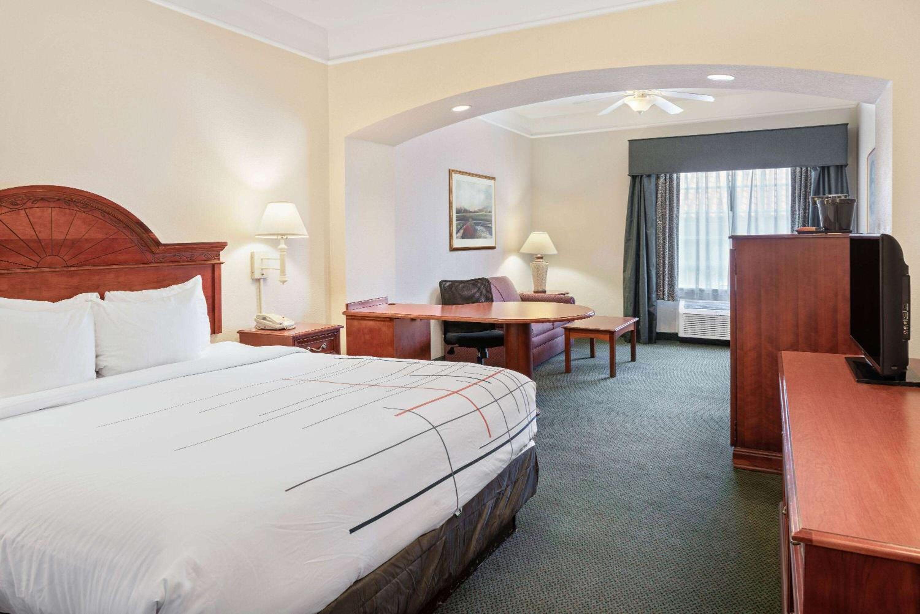 King Room with Bath Tub - Mobility/Hearing Accessible - Non-Smoking - Photo 1