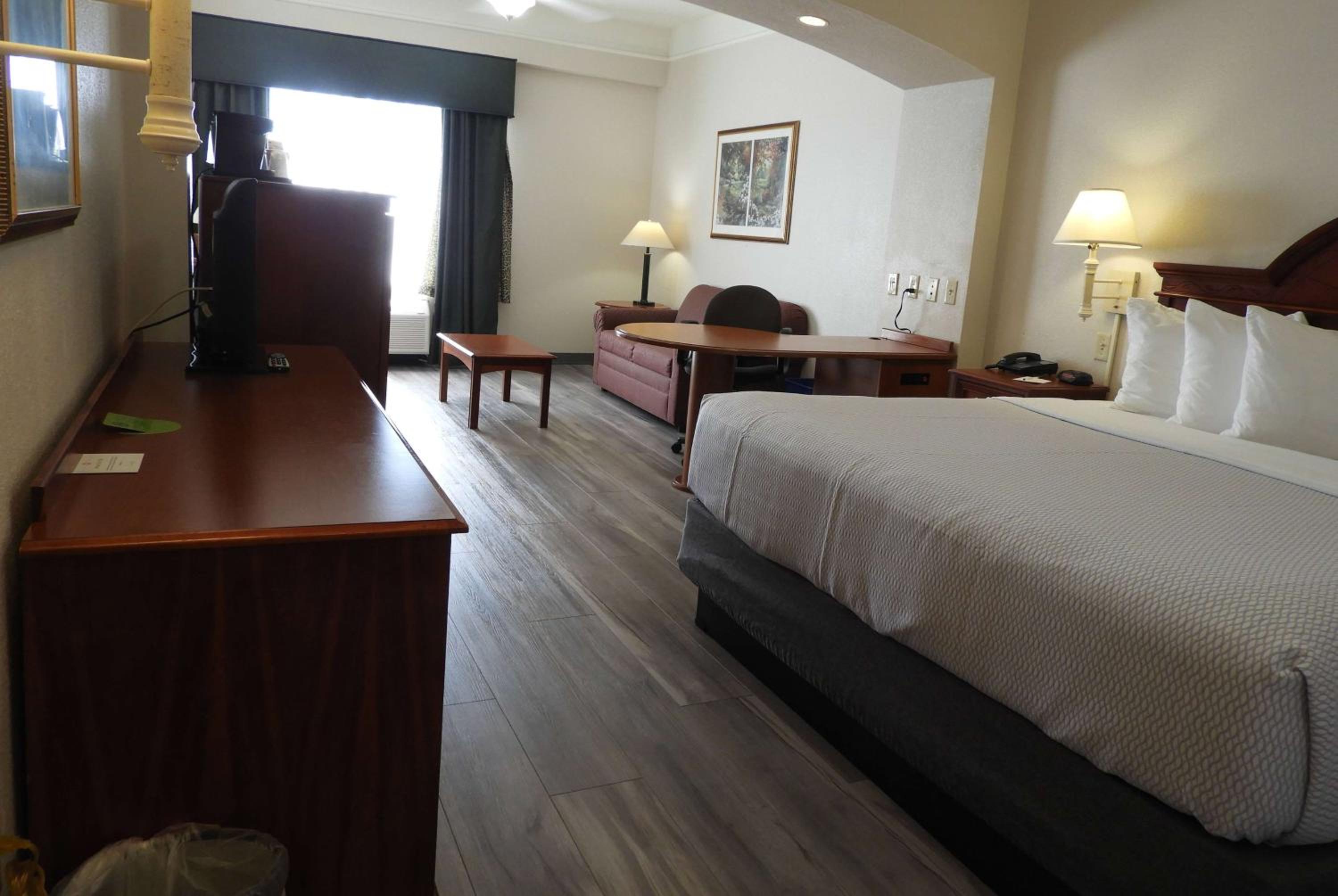 Standard King Room - Non-Smoking - Photo 1