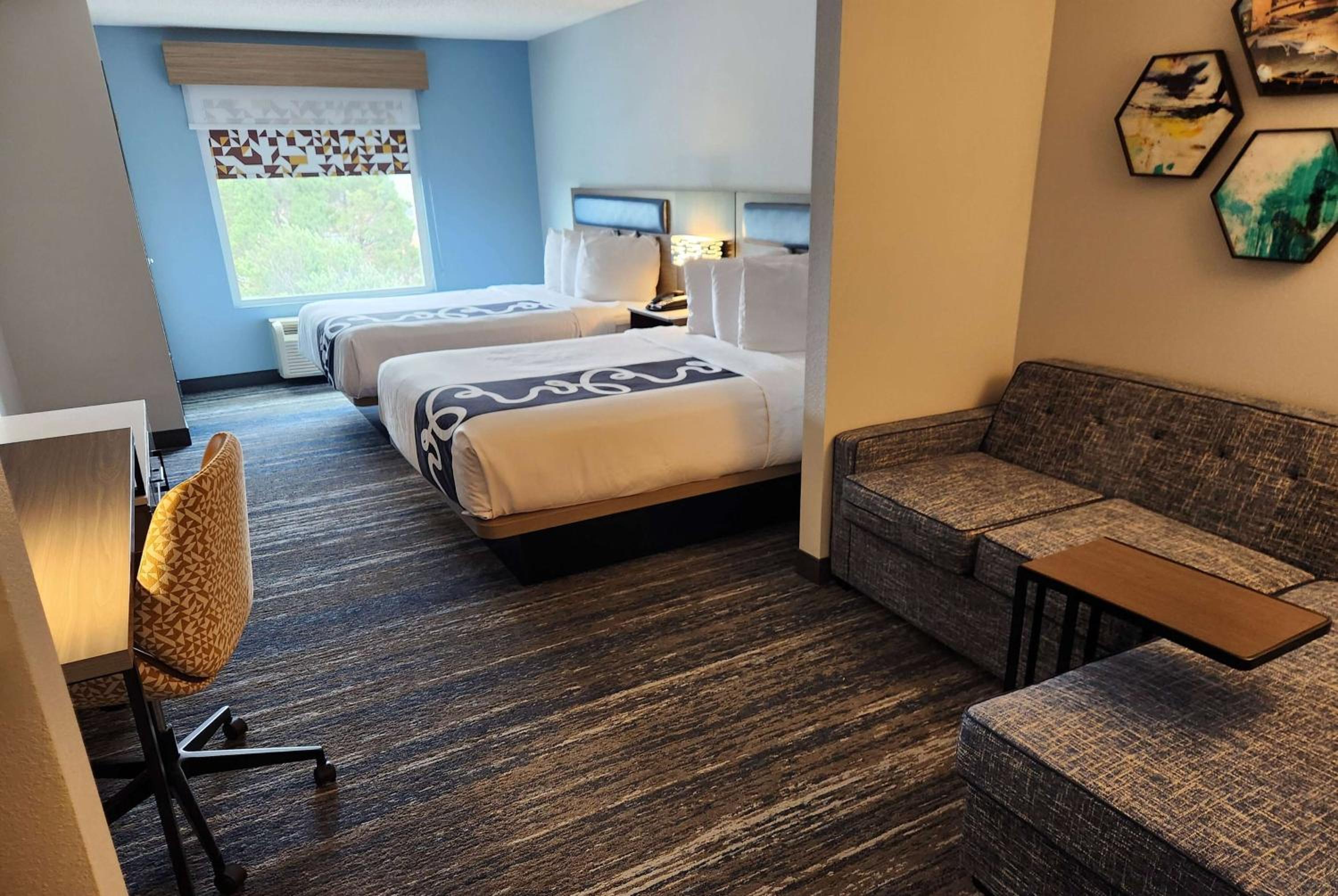 Queen Suite with Two Queen Beds - Non-Smoking photo 1