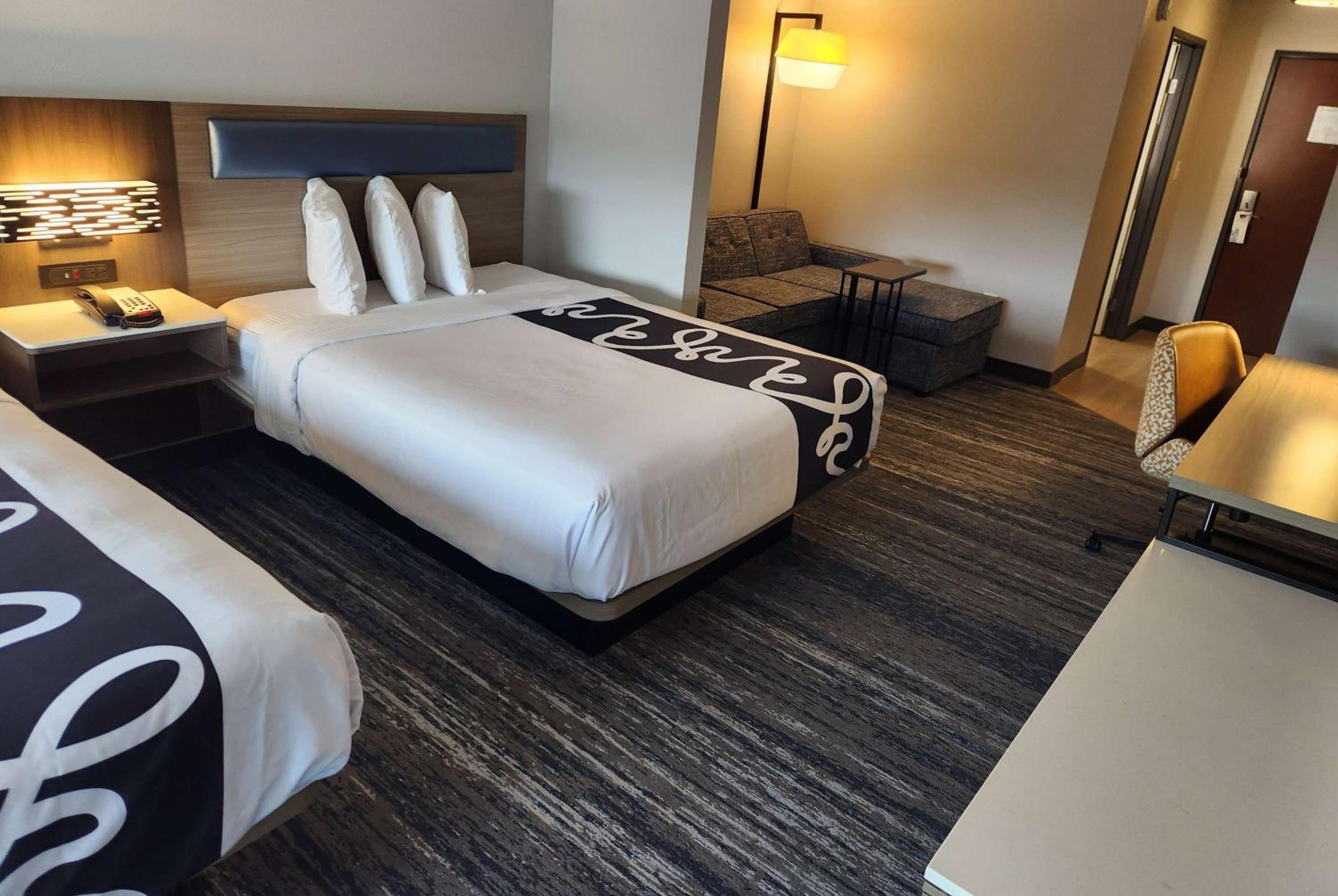 Queen Room with Two Queen Beds - Mobility Access/Non-Smoking photo 2