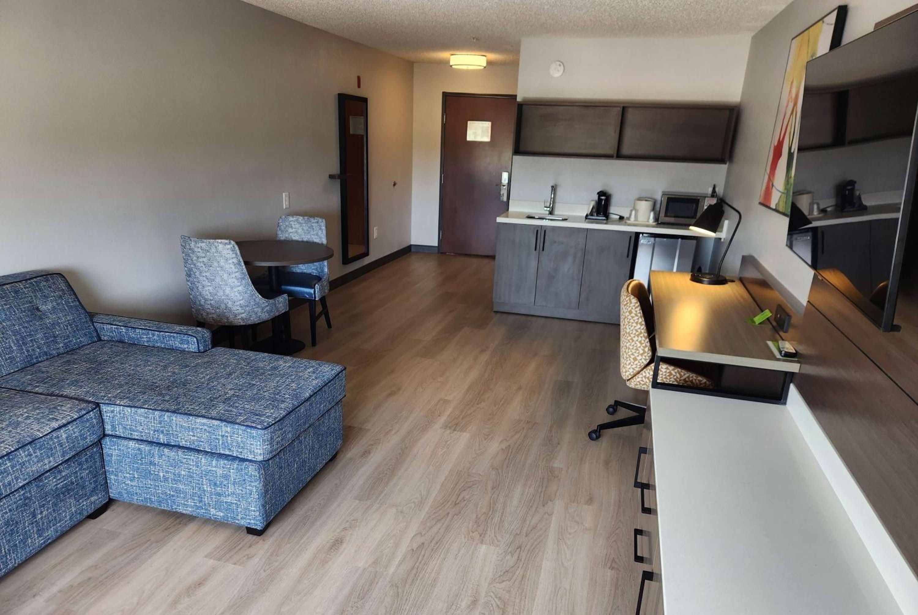 One Bedroom King Suite - Non-Smoking photo 3