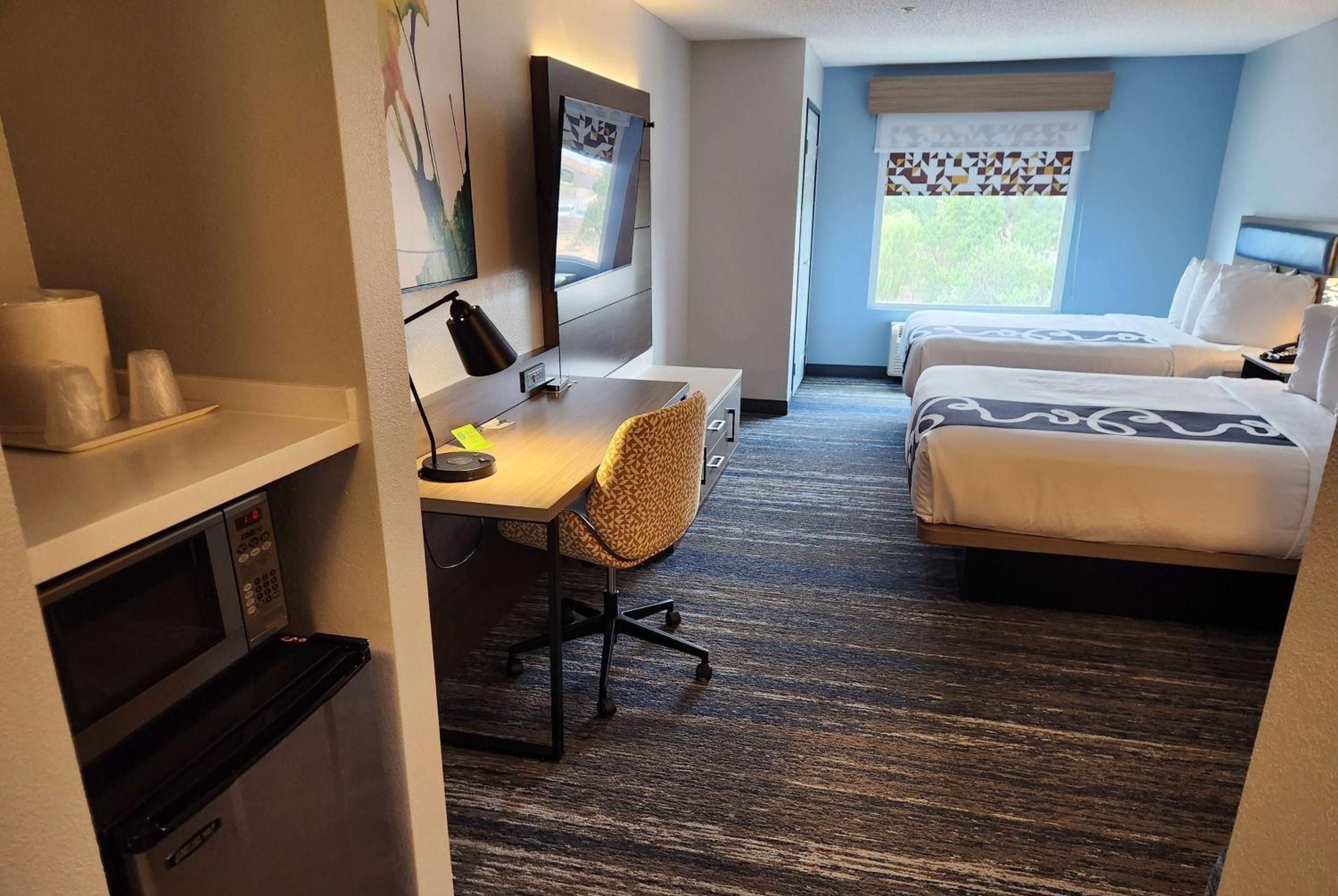 Queen Suite with Two Queen Beds - Non-Smoking photo 3