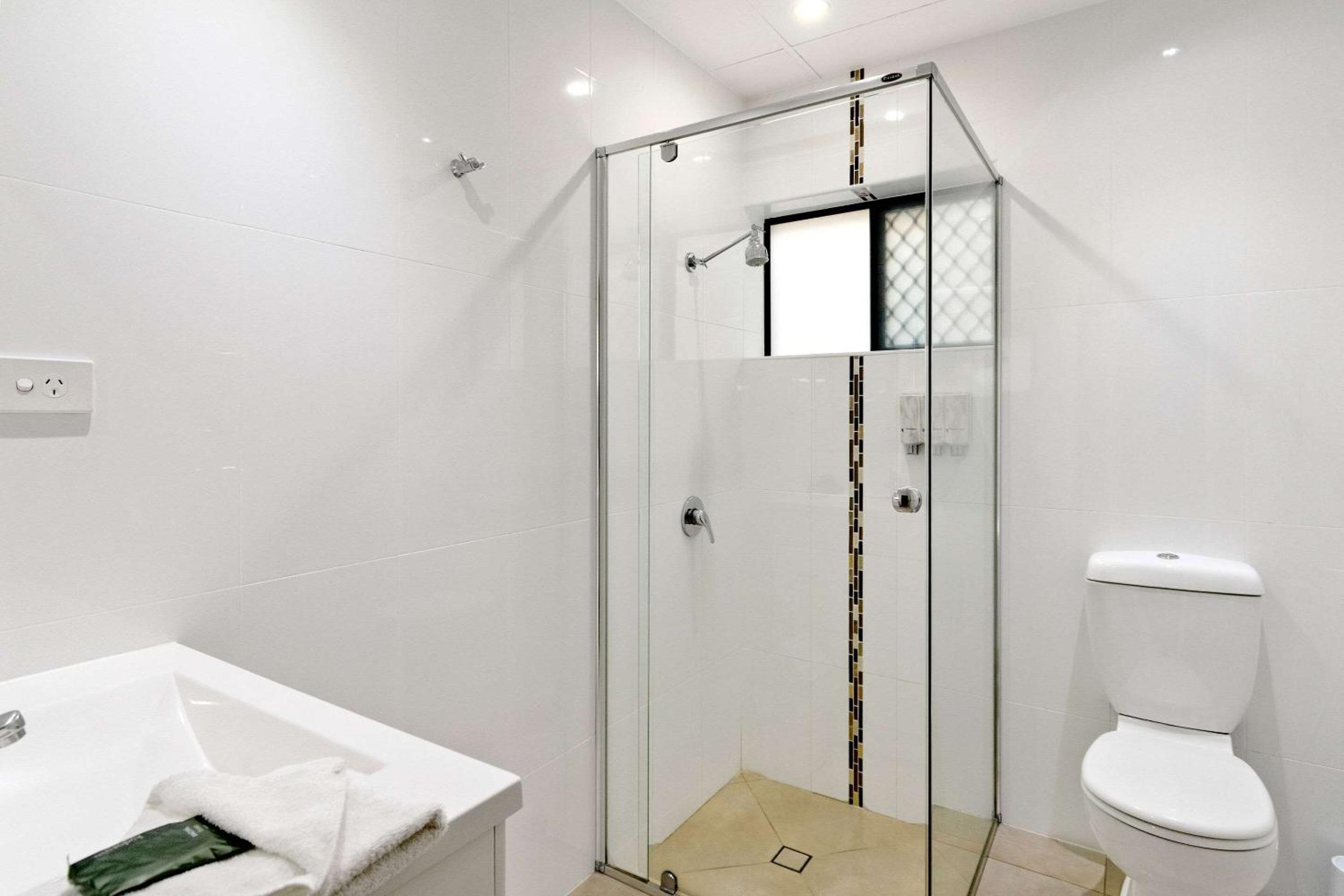 Deluxe Triple Room with Queen and Single Bed thumbnail 6