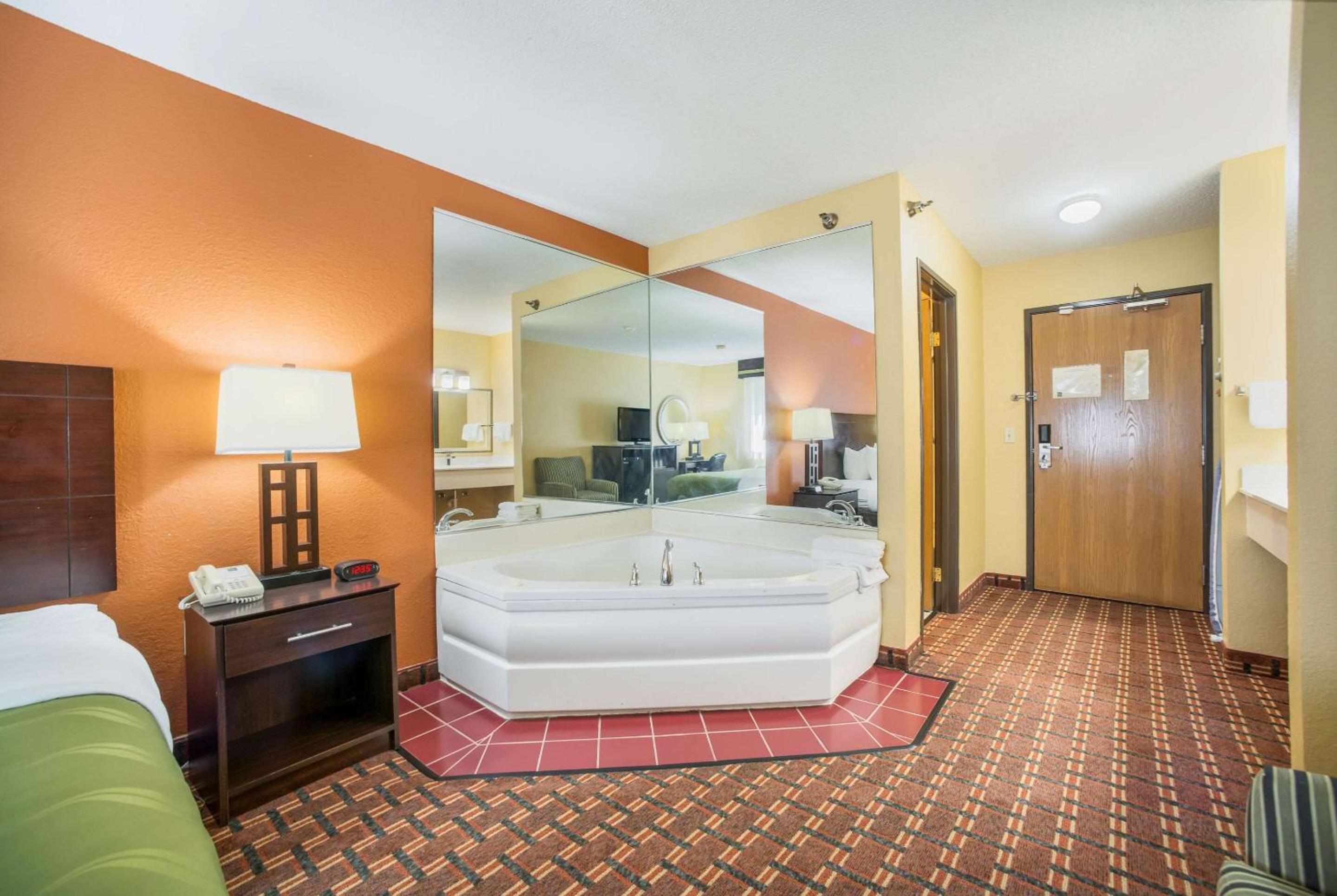 Large King Room with Whirlpool - Non Smoking