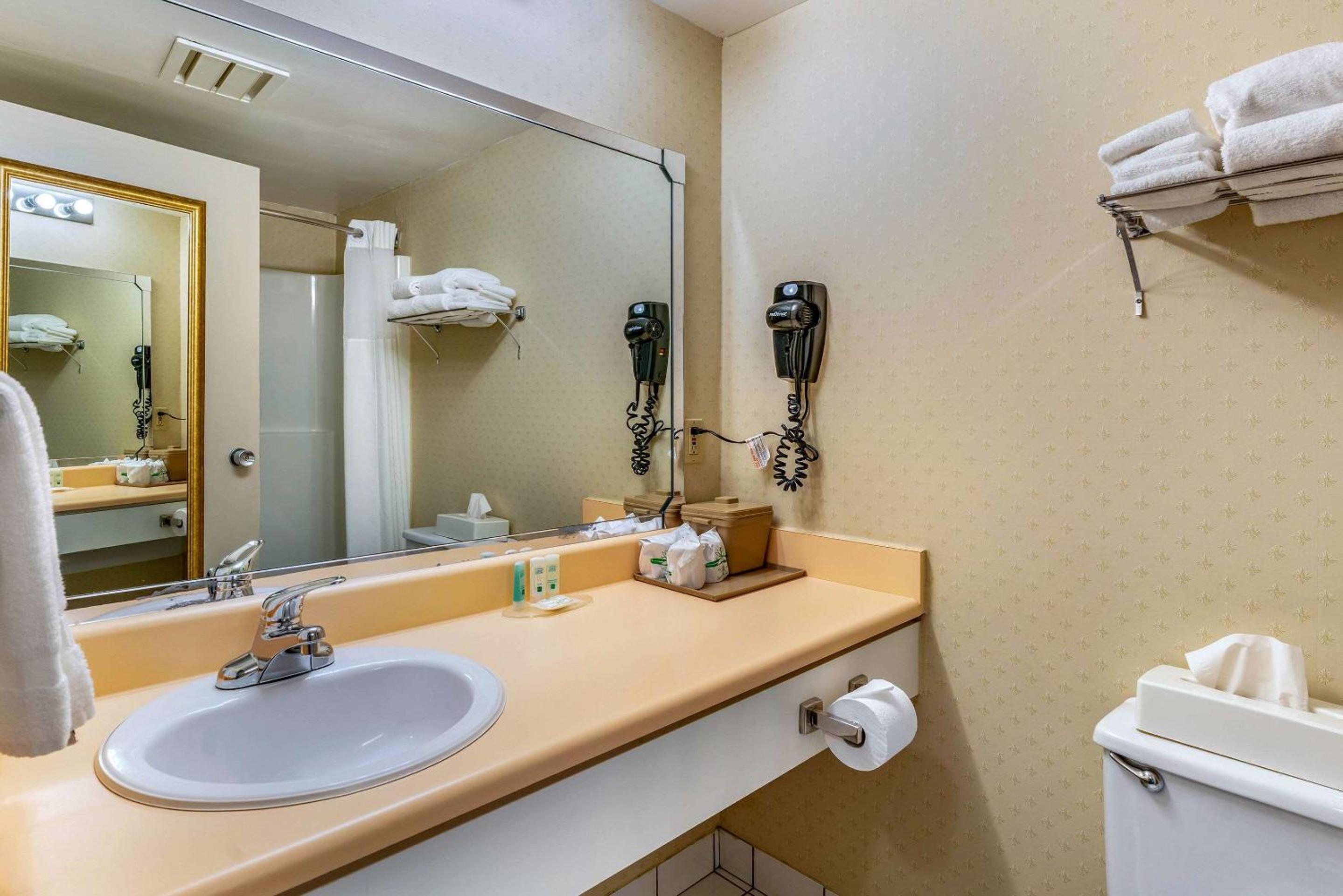 Double Room with Two Queen Beds - Photo 2