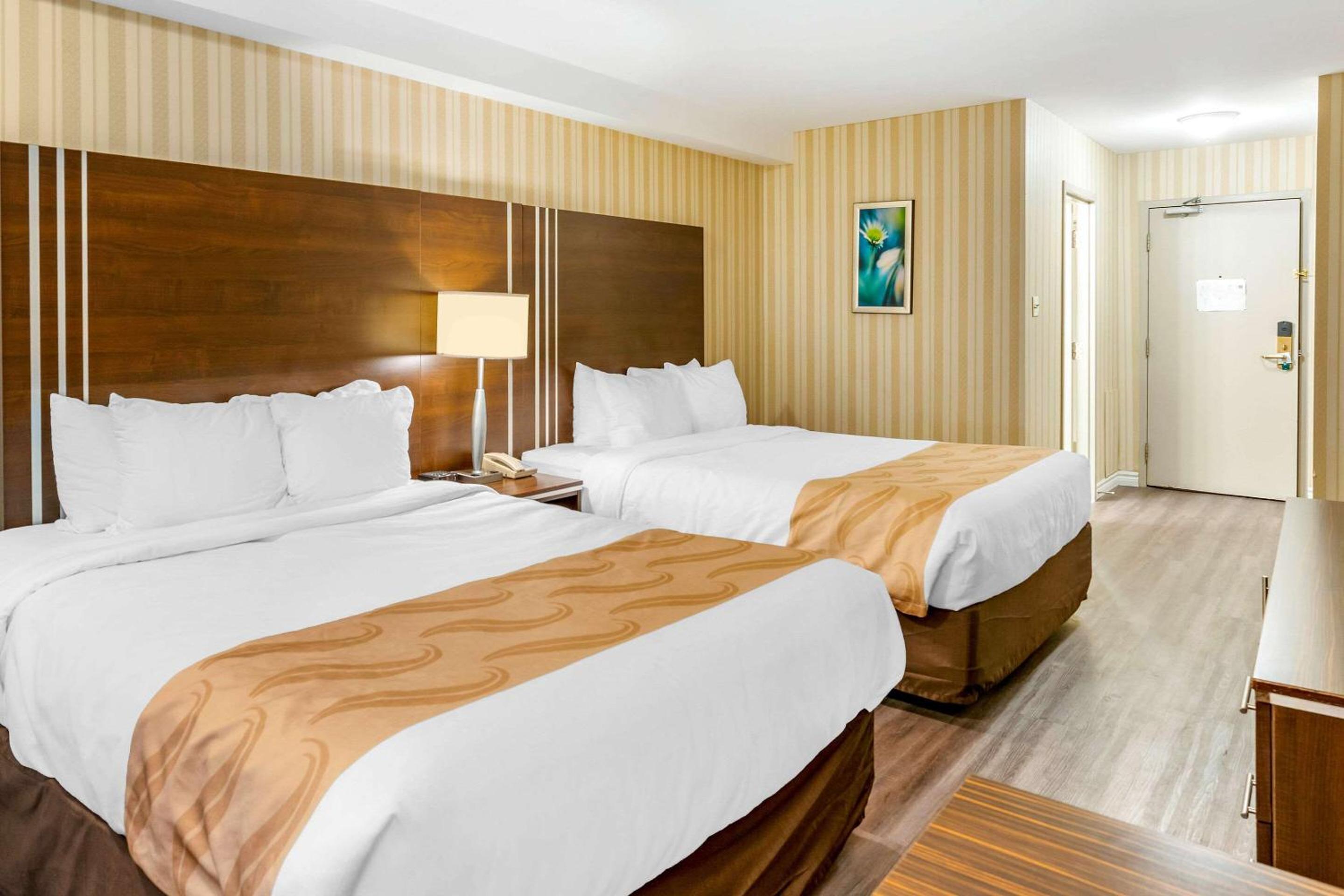 Double Room with Two Queen Beds - Photo 3