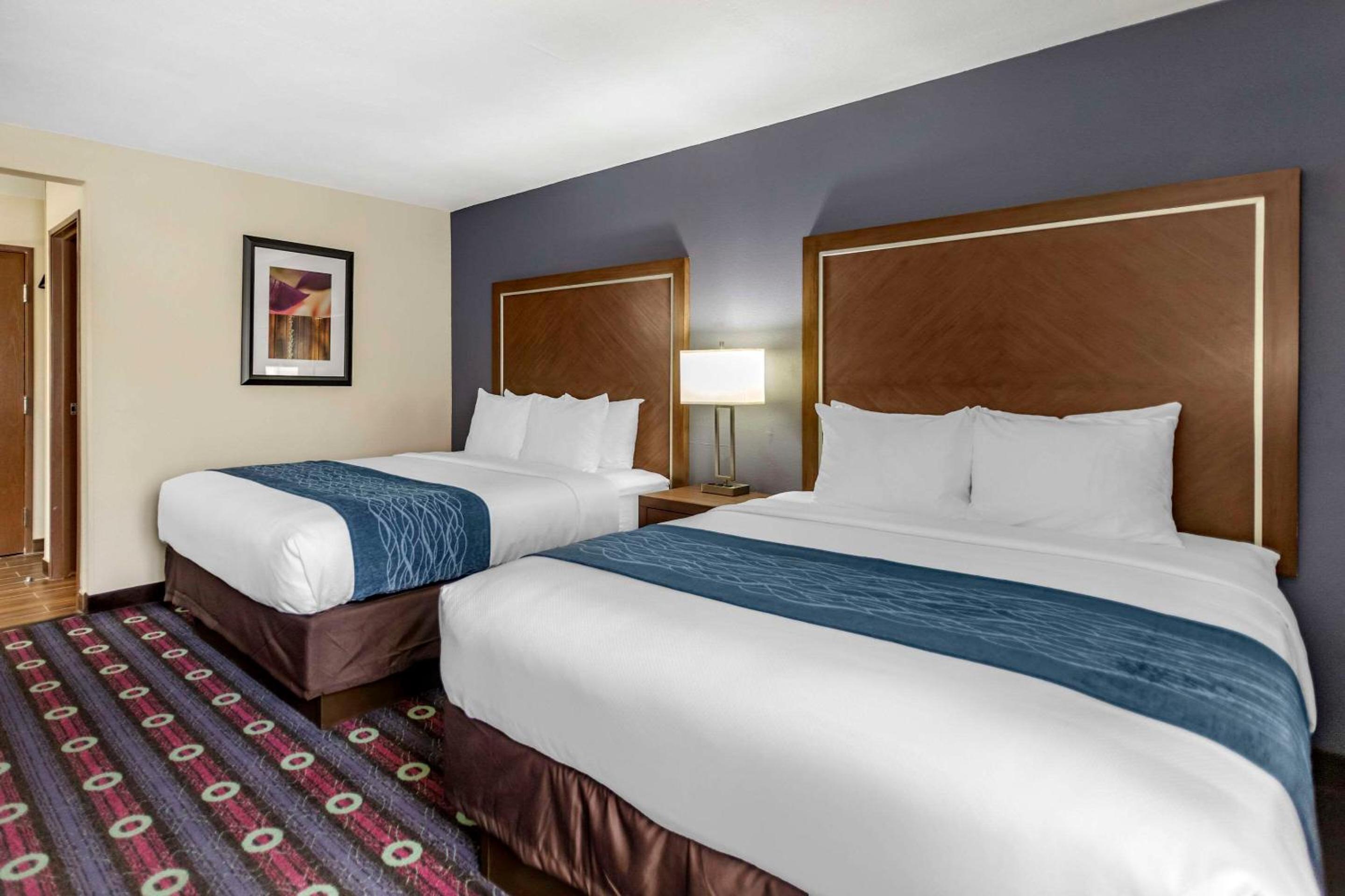 Queen Room with Two Queen Beds - Non-Smoking - Photo 1