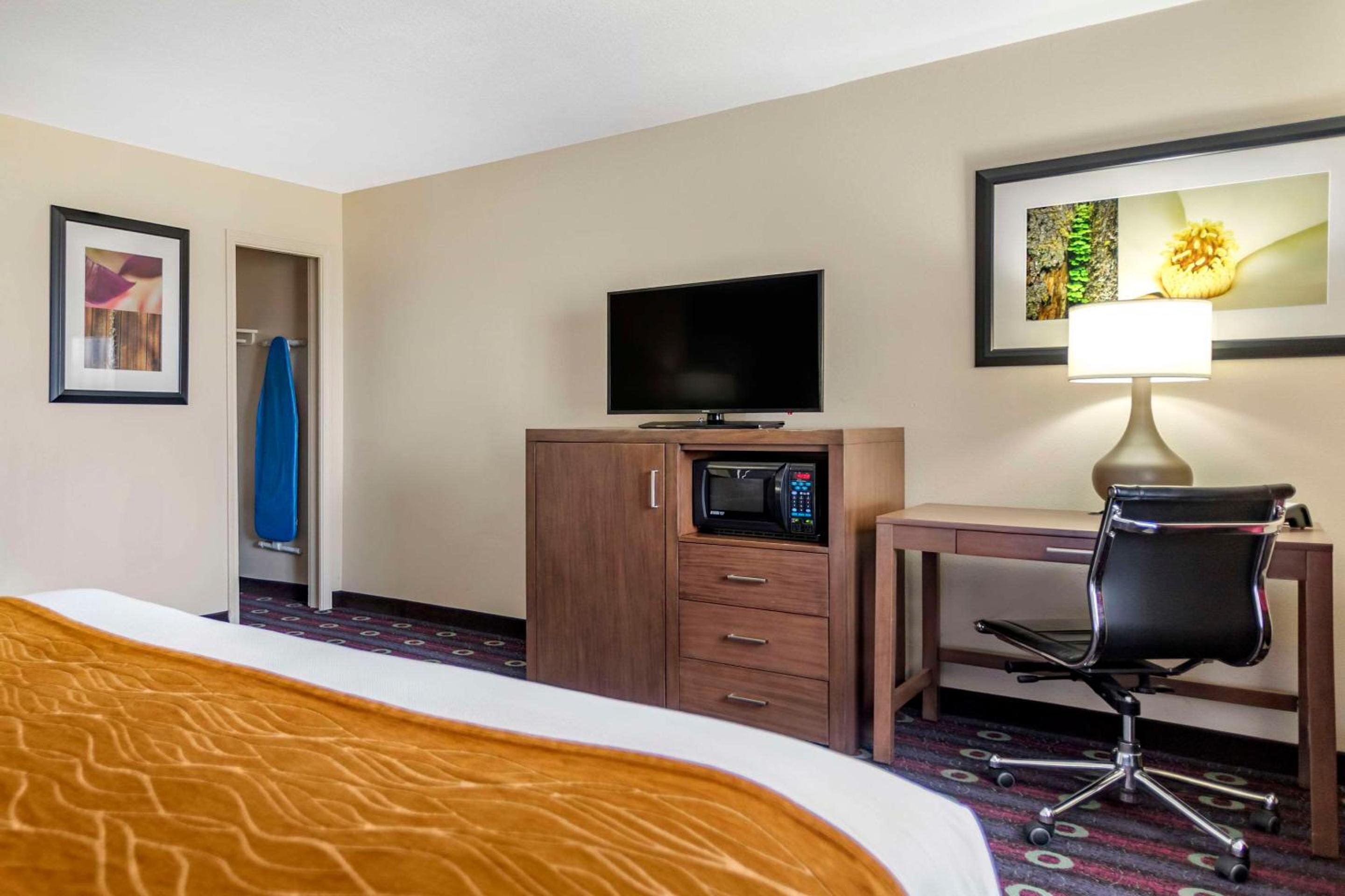 Standard King Room - Non-Smoking  - Photo 4