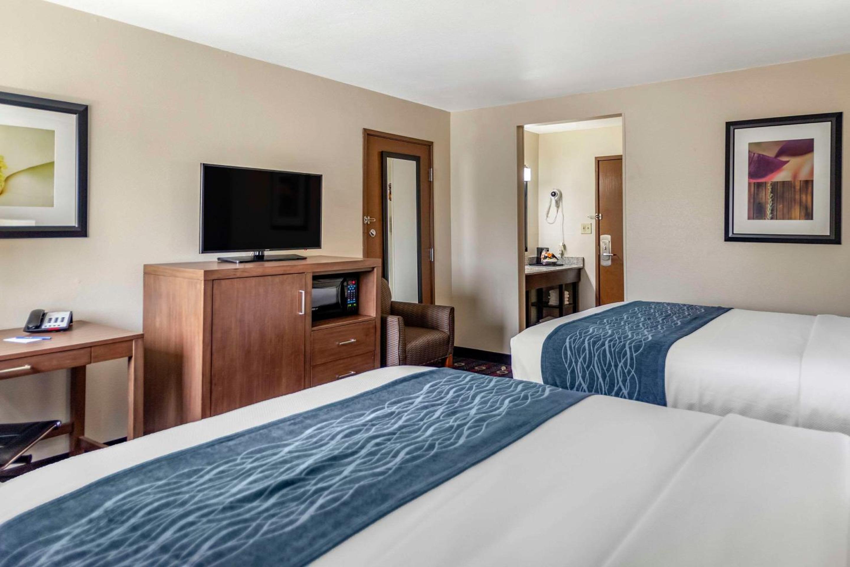 Queen Room with Two Queen Beds - Non-Smoking - Photo 4