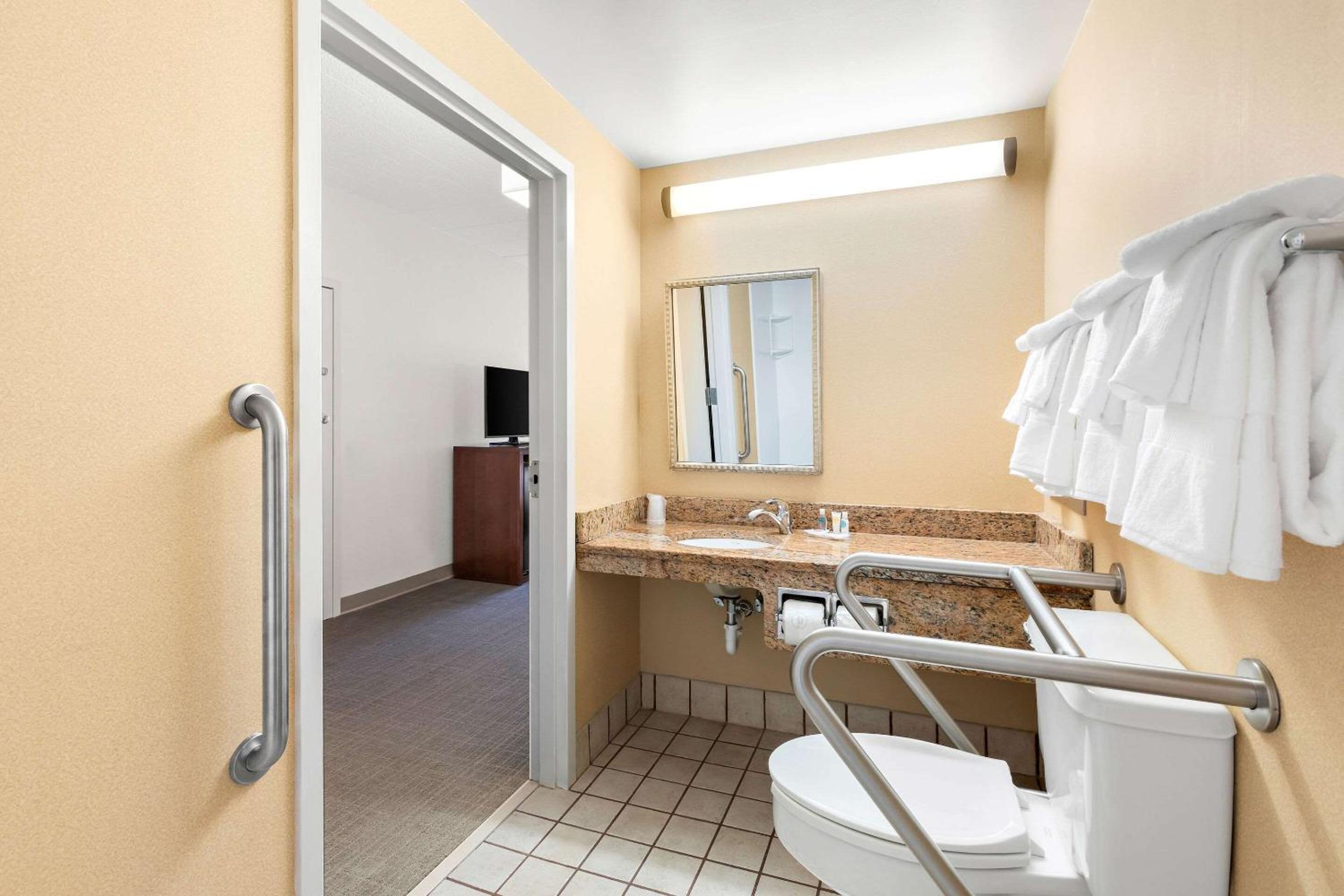 Double Room with Two Double Beds - Accessible/Non-Smoking photo 3