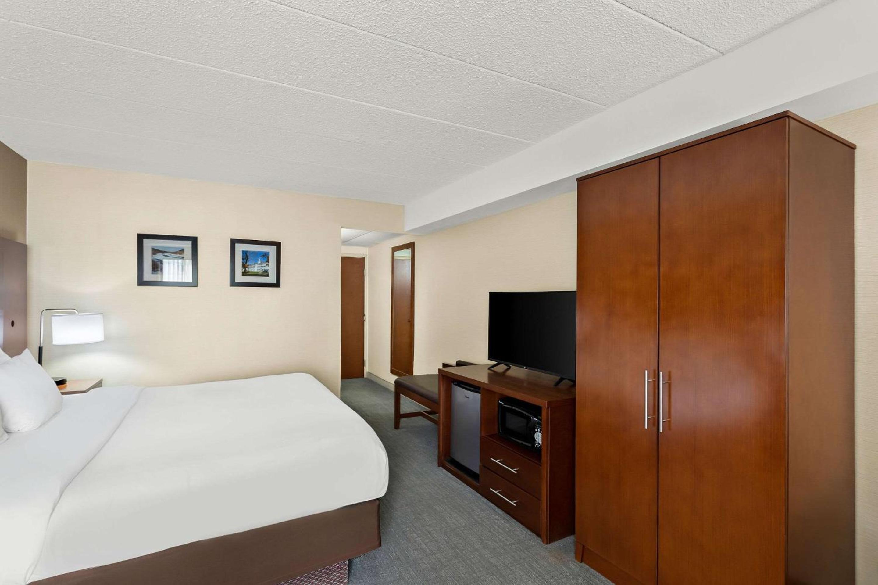 King Room - Non-Smoking - Photo 3