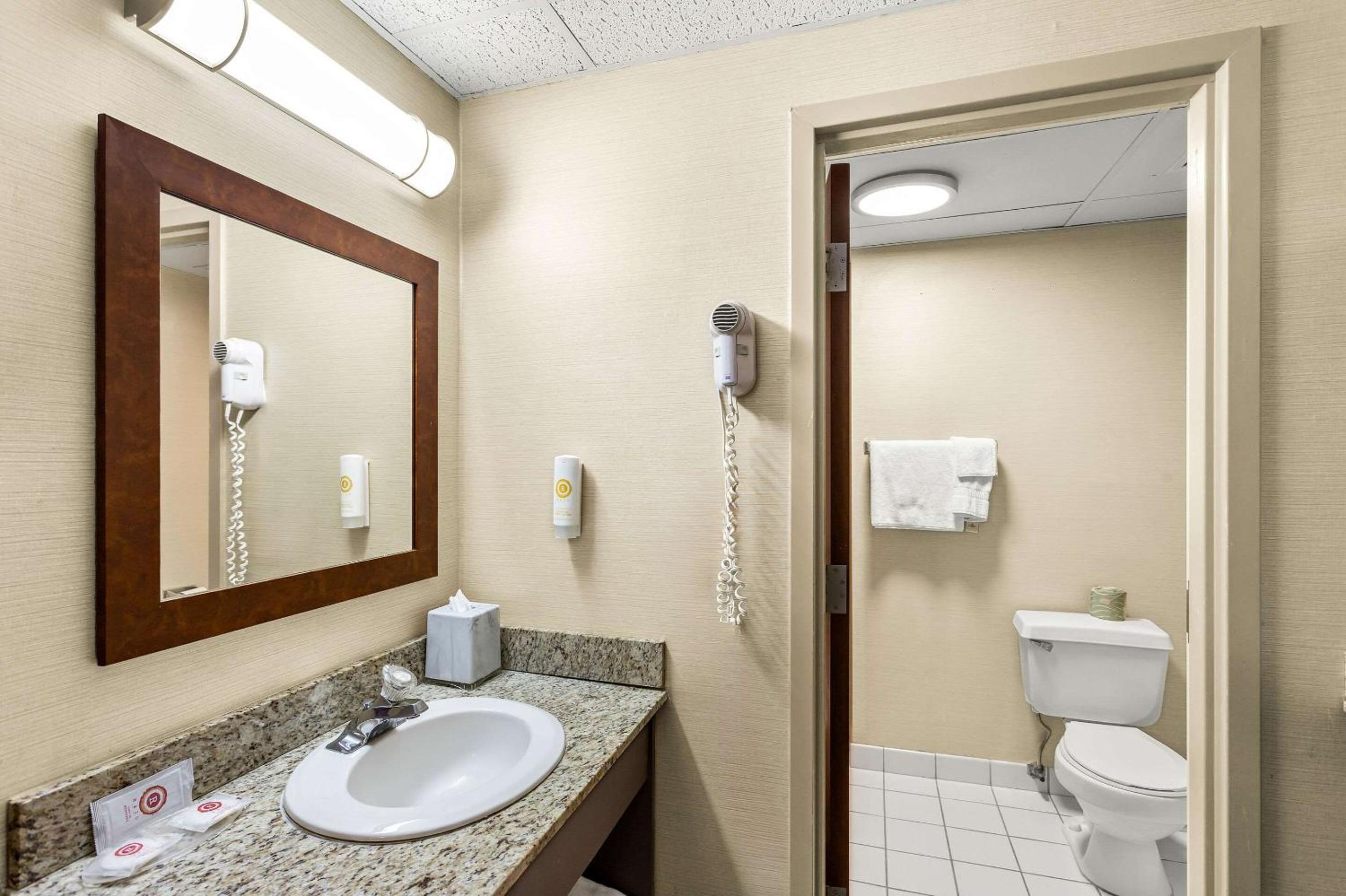 Double Room with Two Double Beds - Non-Smoking - Photo 2