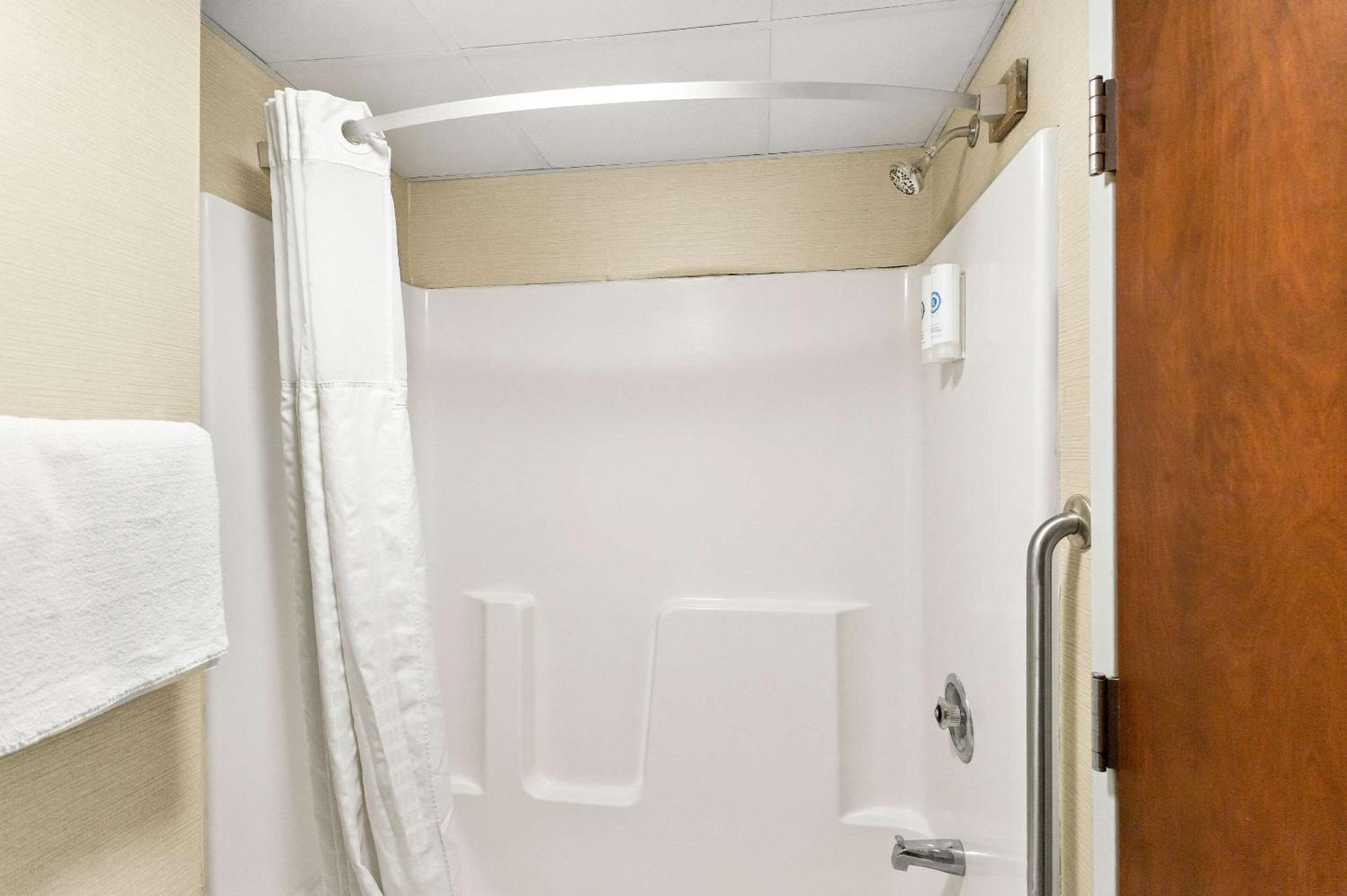 Queen Suite - Non-Smoking - Photo 5