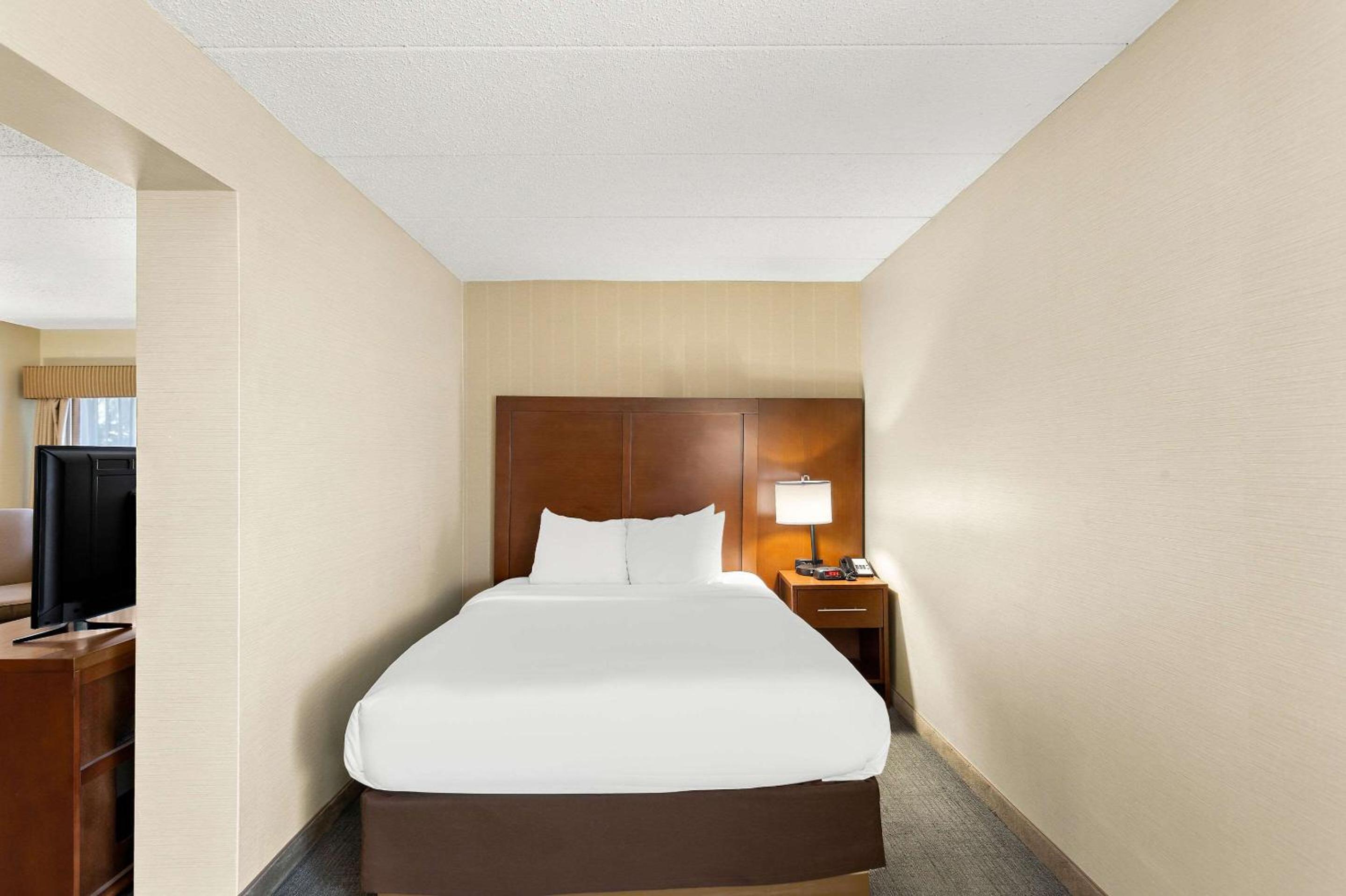Queen Suite - Non-Smoking - Photo 1